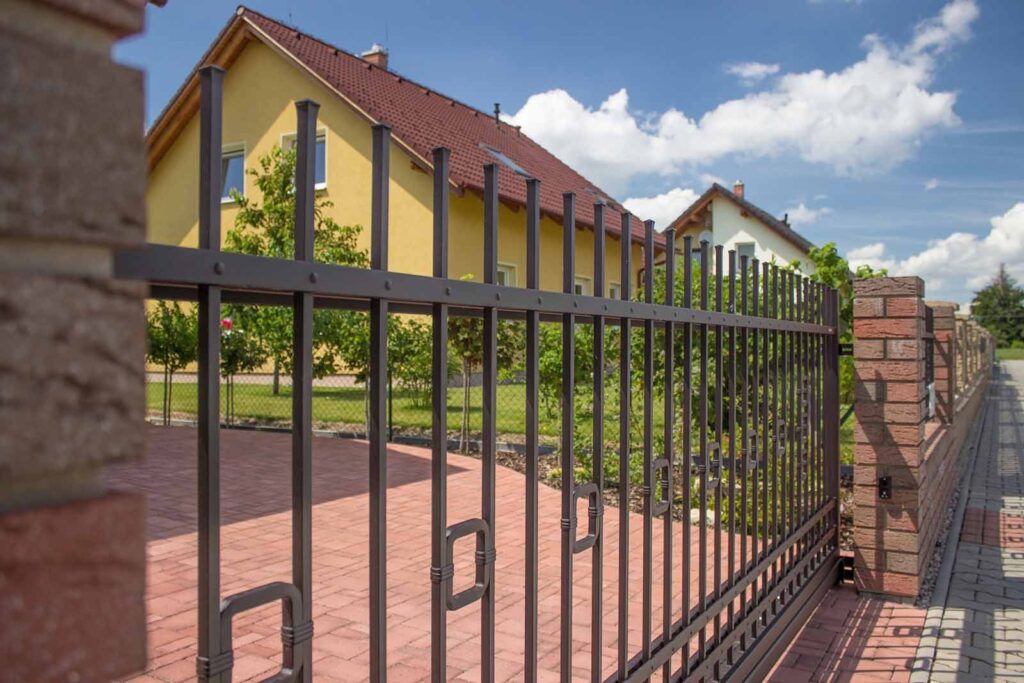 Kovaná samonosná posuvná brána LAMARK | Motiv Lincoln | Dekor Lages | Hladké provedení | S nýty | Okované konce | Černá kovářská barva