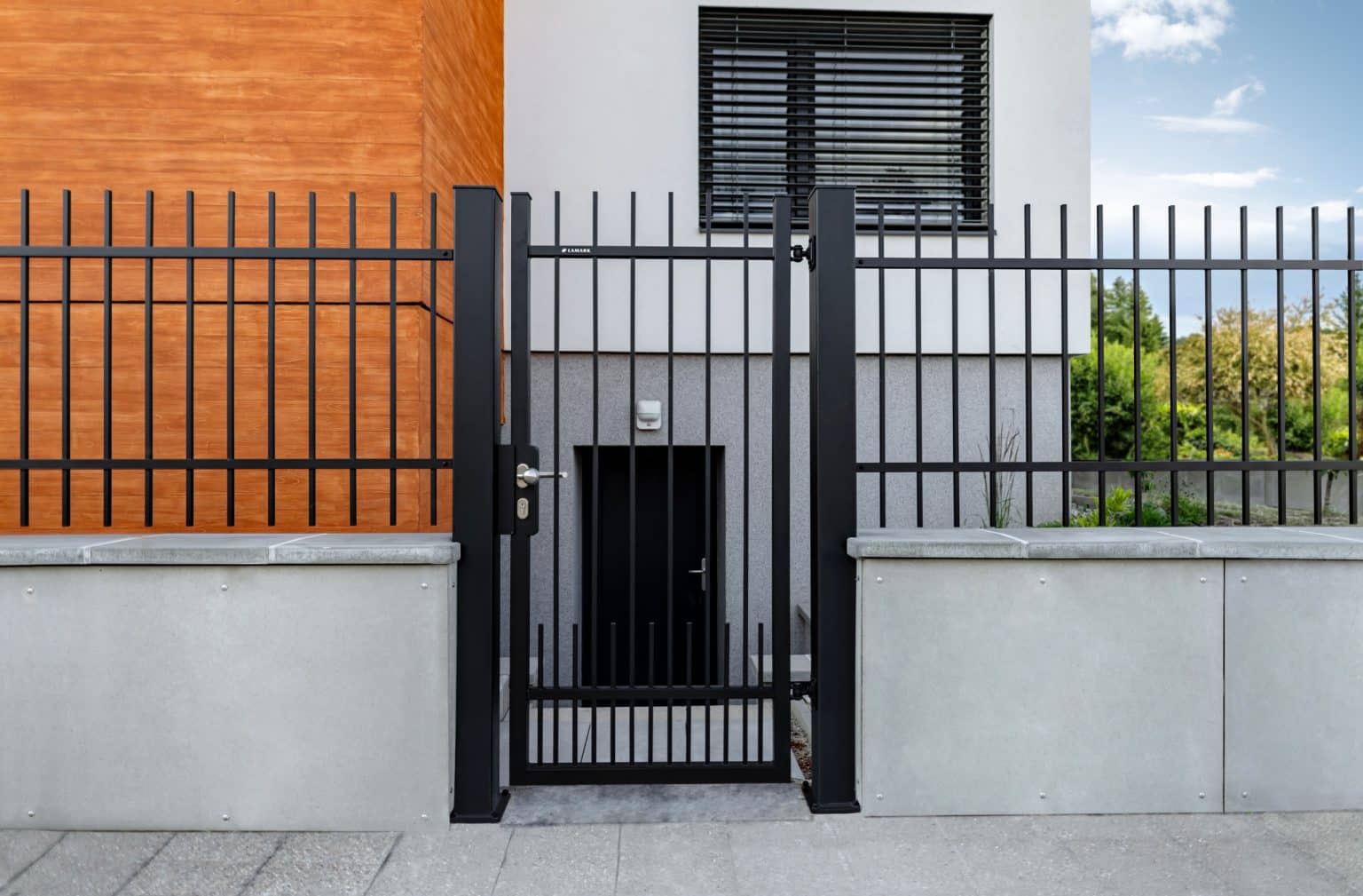 Kovaná jednokřídlá branka a kovaný plot LAMARK | Motiv Miami | Motiv Portoriko | Hladké provedení | Bez nýtů | Rovné zakončení | Šedá antracitová barva | Hliníkové sloupky LAMARK