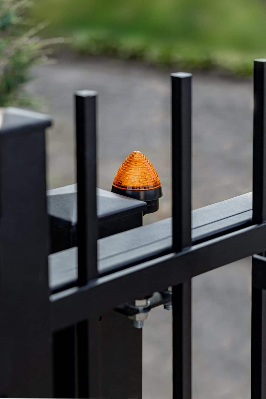 Detail kované samonosné posuvné brány LAMARK | Motiv Miami | Motiv Portoriko | Hladké provedení | Bez nýtů | Rovné zakončení | Šedá antracitová barva | Hliníkové sloupky LAMARK