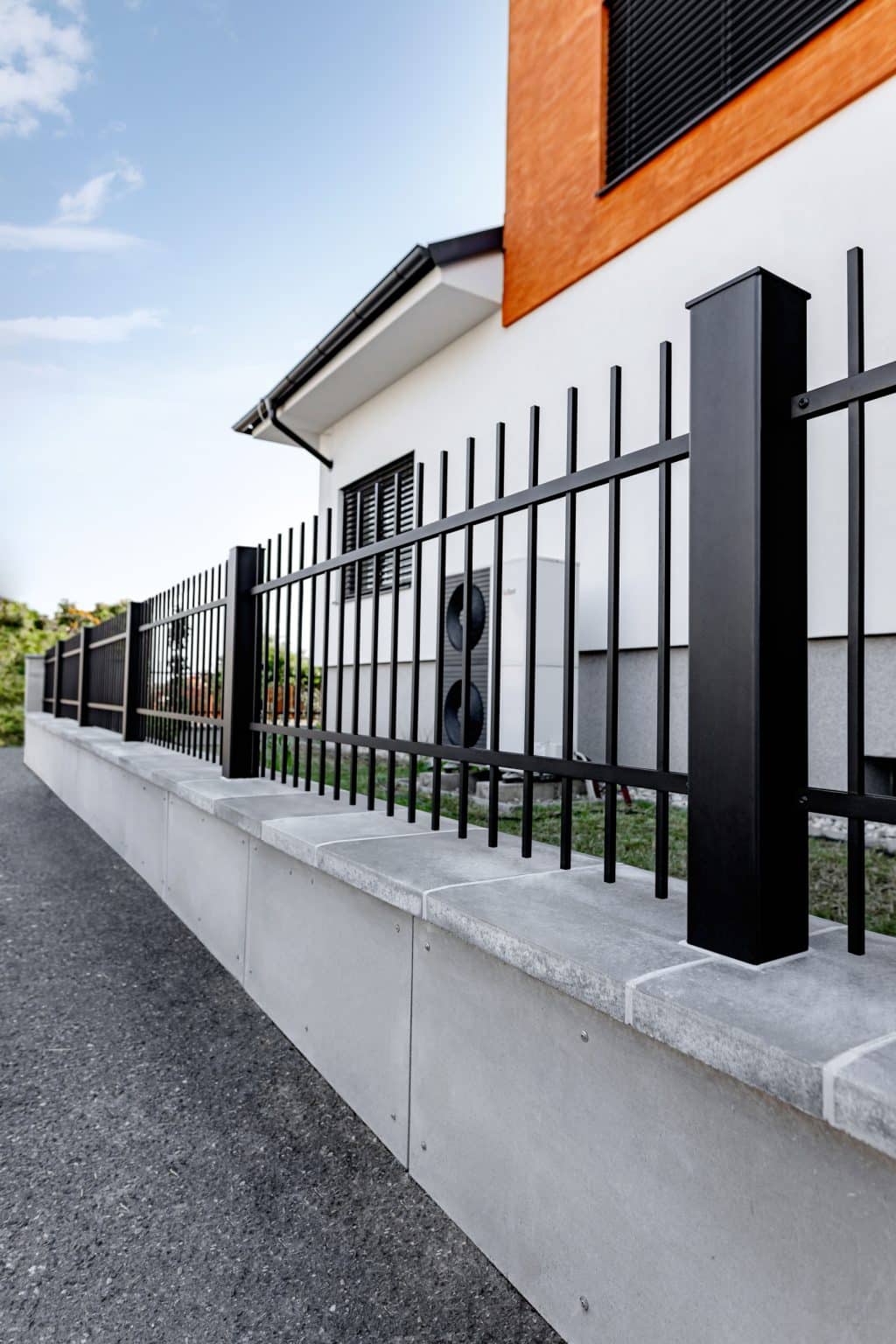 Kovaný plot LAMARK | Motiv Portoriko | Hladké provedení | Bez nýtů | Rovné zakončení | Šedá antracitová barva | Hliníkové sloupky LAMARK