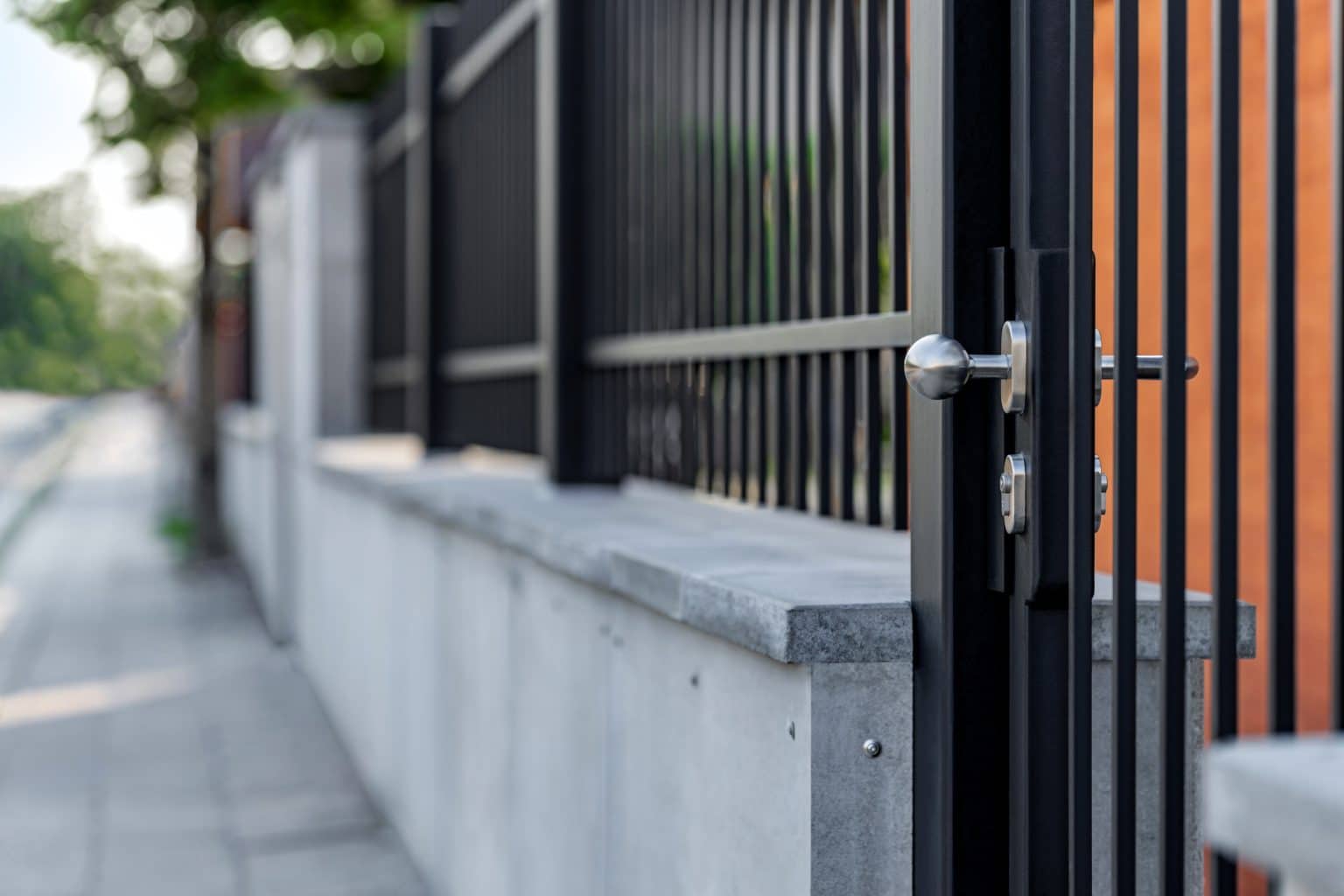 Kovaný plot a branka LAMARK | Motiv Portoriko | Motiv Miami | Hladké provedení | Bez nýtů | Rovné zakončení | Šedá antracitová barva | Hliníkové sloupky LAMARK