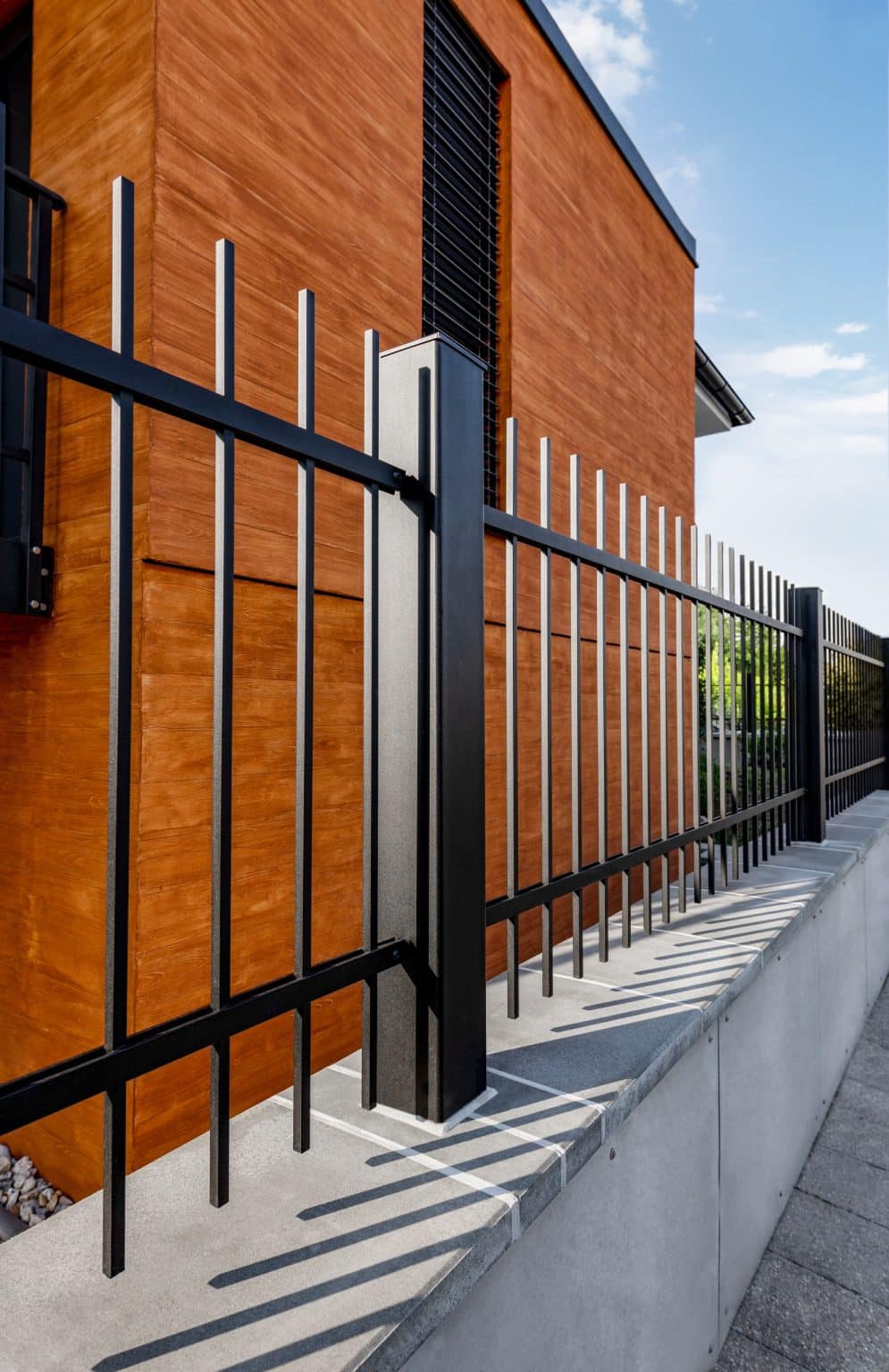 Kovaný plot LAMARK | Motiv Portoriko | Hladké provedení | Bez nýtů | Rovné zakončení | Šedá antracitová barva | Hliníkové sloupky LAMARK