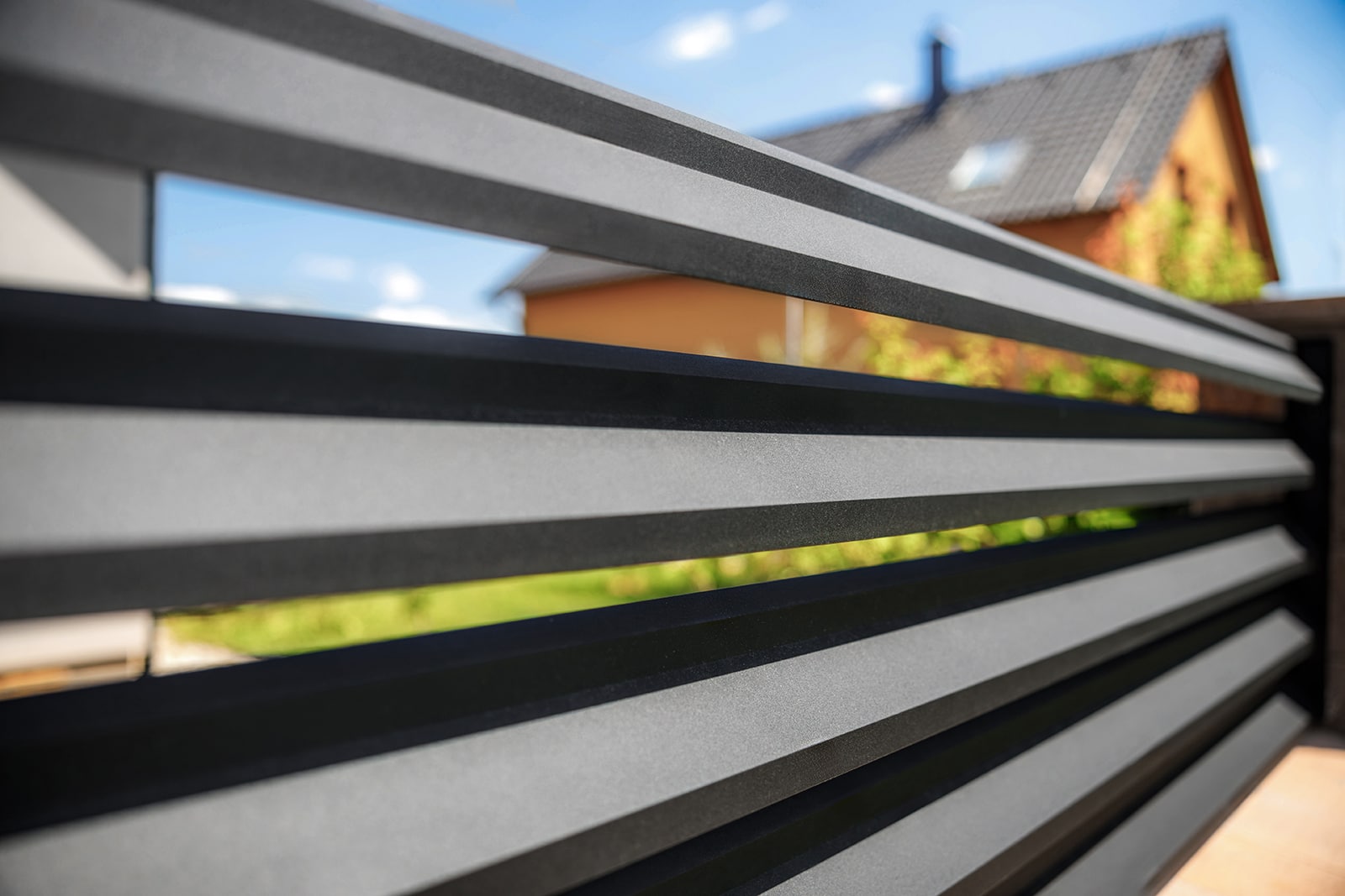 Detail hliníkového plotu LAMARK Lugo Air, moderní design a precizní zpracování.