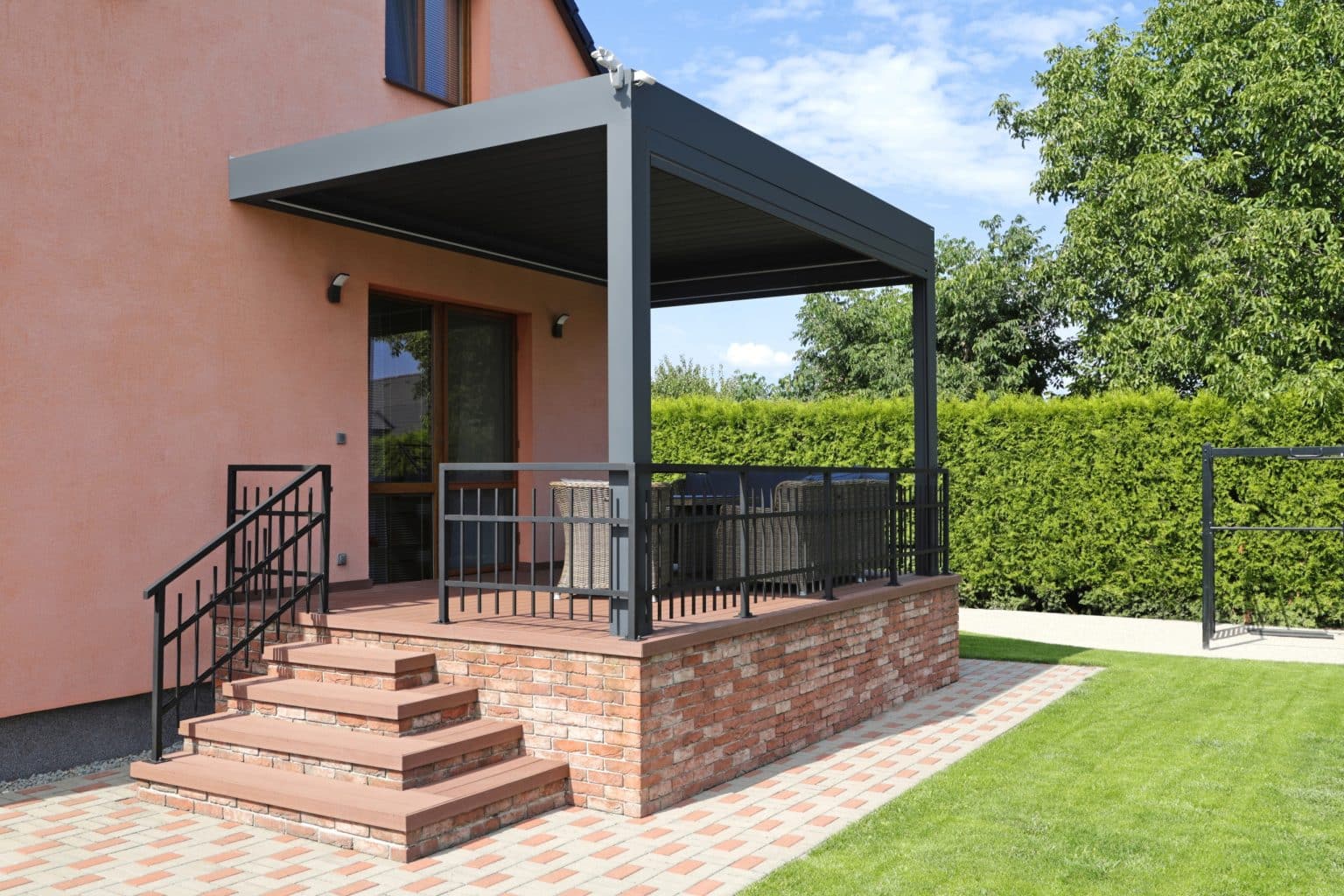 Bioklimatická pergola LAMARK přisazená ke stěně | Čachovice | Boční stínění - screenové rolety | Šedá antracitová barva | Dešťové čidlo | Větrné čidlo | Ovládání