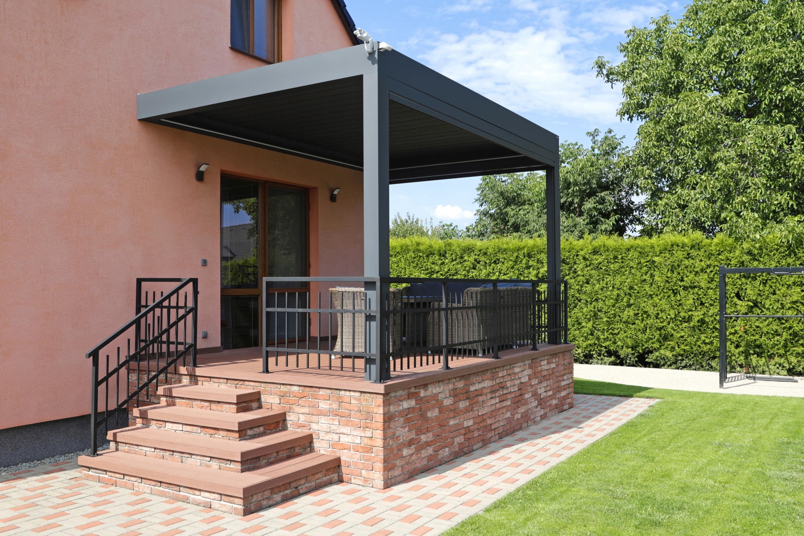 Bioklimatická pergola LAMARK přisazená ke stěně | Čachovice | Boční stínění - screenové rolety | Šedá antracitová barva | Dešťové čidlo | Větrné čidlo | Ovládání