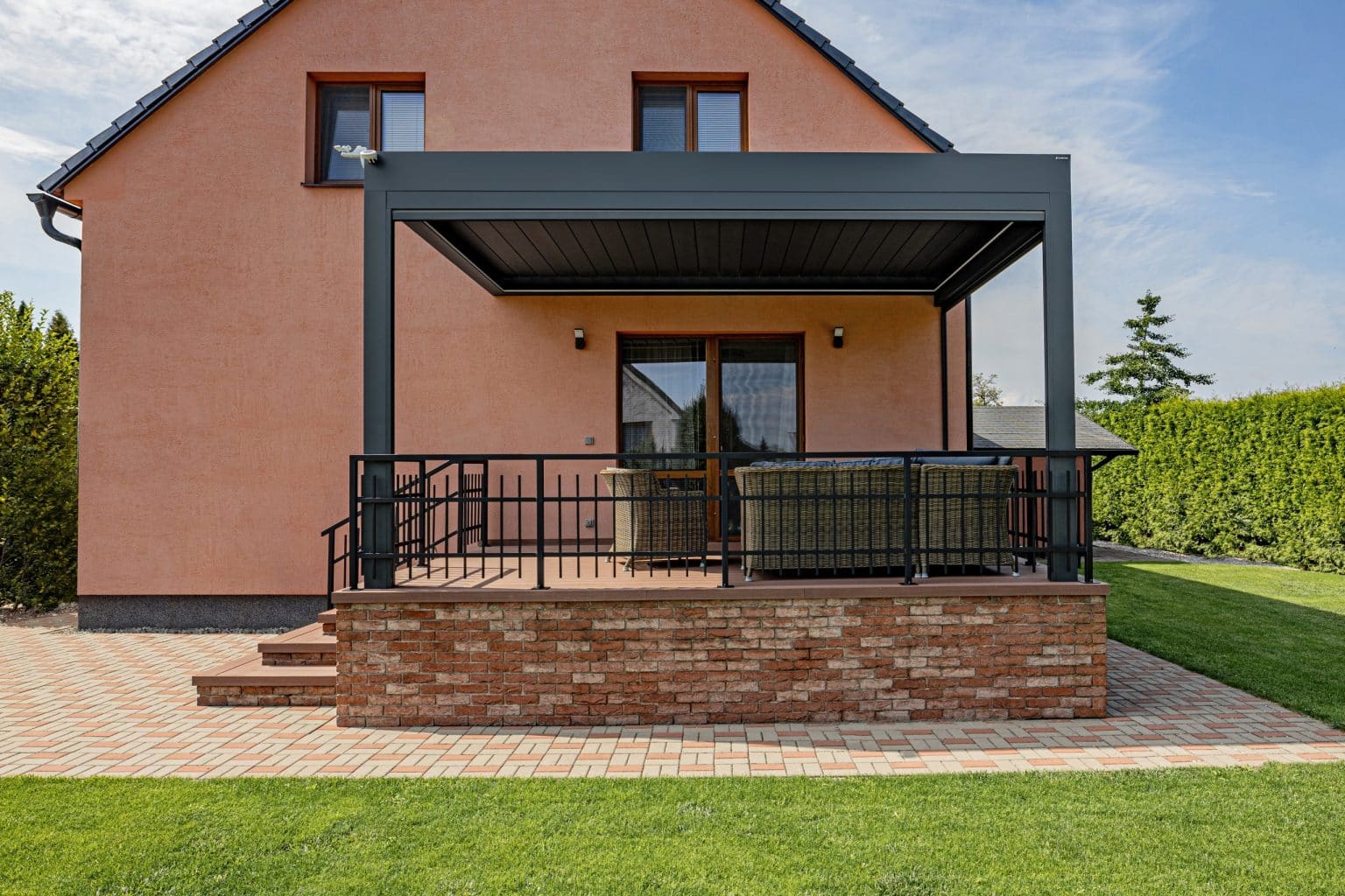 Bioklimatická pergola LAMARK přisazená ke stěně | Čachovice | Boční stínění - screenové rolety | Šedá antracitová barva | Dešťové čidlo | Větrné čidlo | Ovládání