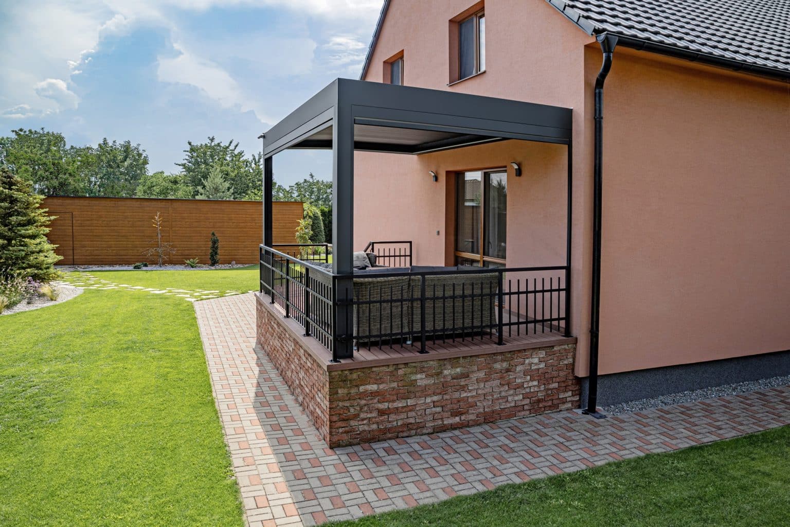 Bioklimatická pergola LAMARK přisazená ke stěně | Čachovice | Boční stínění - screenové rolety | Šedá antracitová barva | Dešťové čidlo | Větrné čidlo | Ovládání