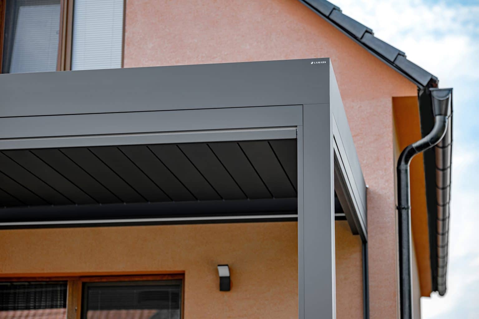 Detail bioklimatické pergoly LAMARK přisazené ke stěně | Čachovice | Boční stínění - screenové rolety | Šedá antracitová barva | Dešťové čidlo | Větrné čidlo | Ovládání