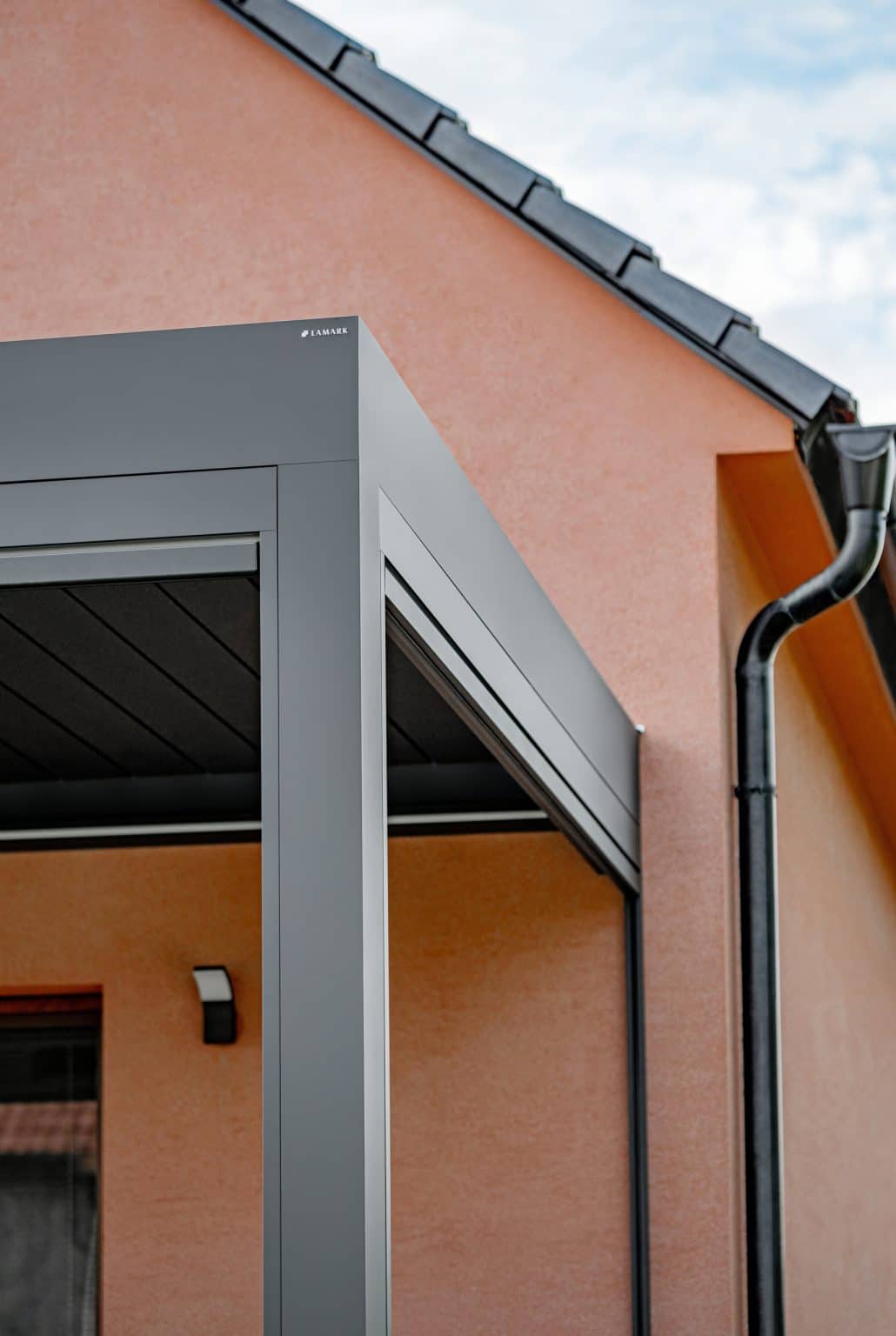 Detail bioklimatické pergoly LAMARK přisazené ke stěně | Čachovice | Boční stínění - screenové rolety | Šedá antracitová barva | Dešťové čidlo | Větrné čidlo | Ovládání