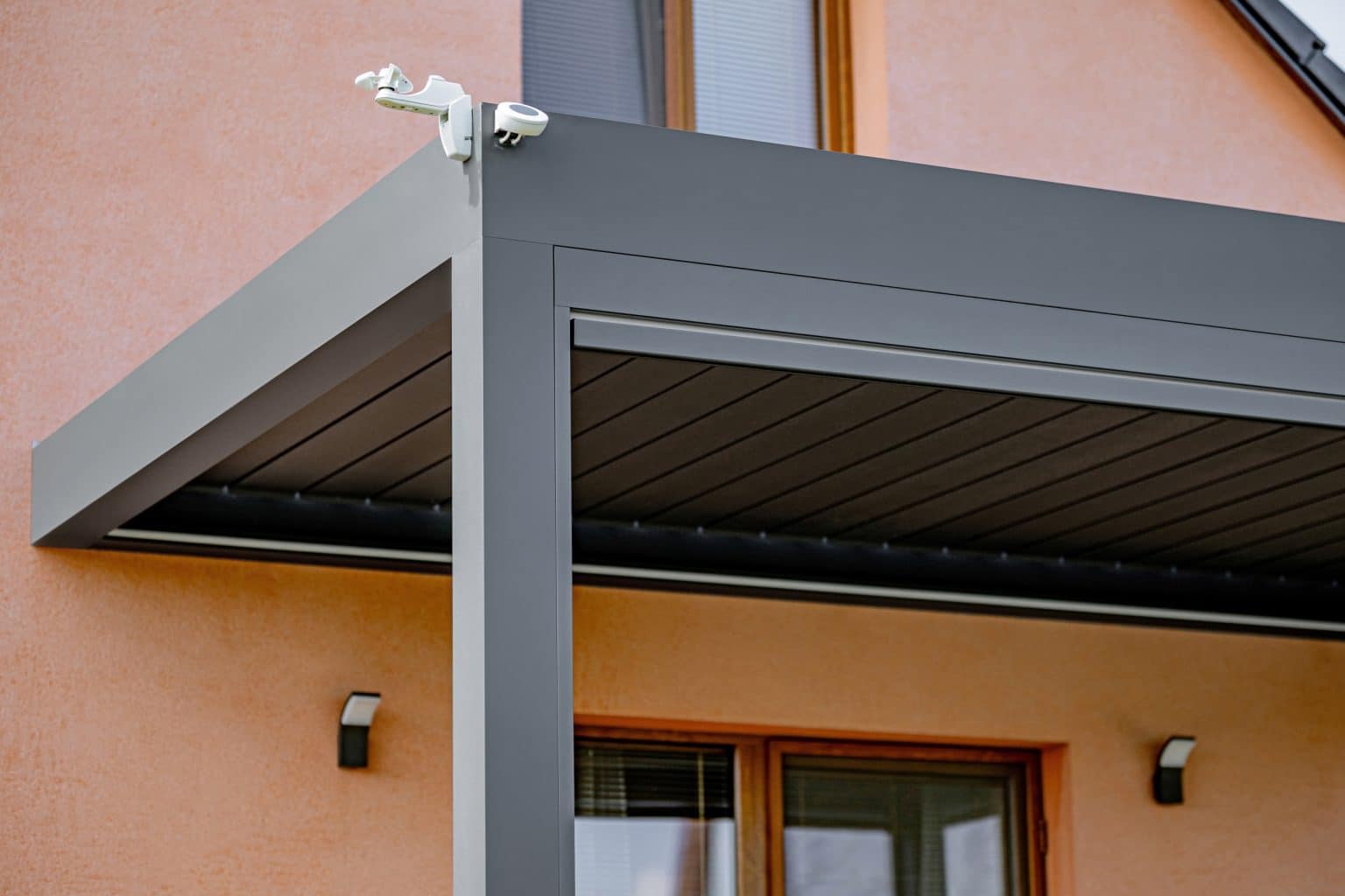 Větrné a dešťové čidlo | Bioklimatická pergola LAMARK přisazená ke stěně | Čachovice | Boční stínění - screenové rolety | Šedá antracitová barva | Ovládání