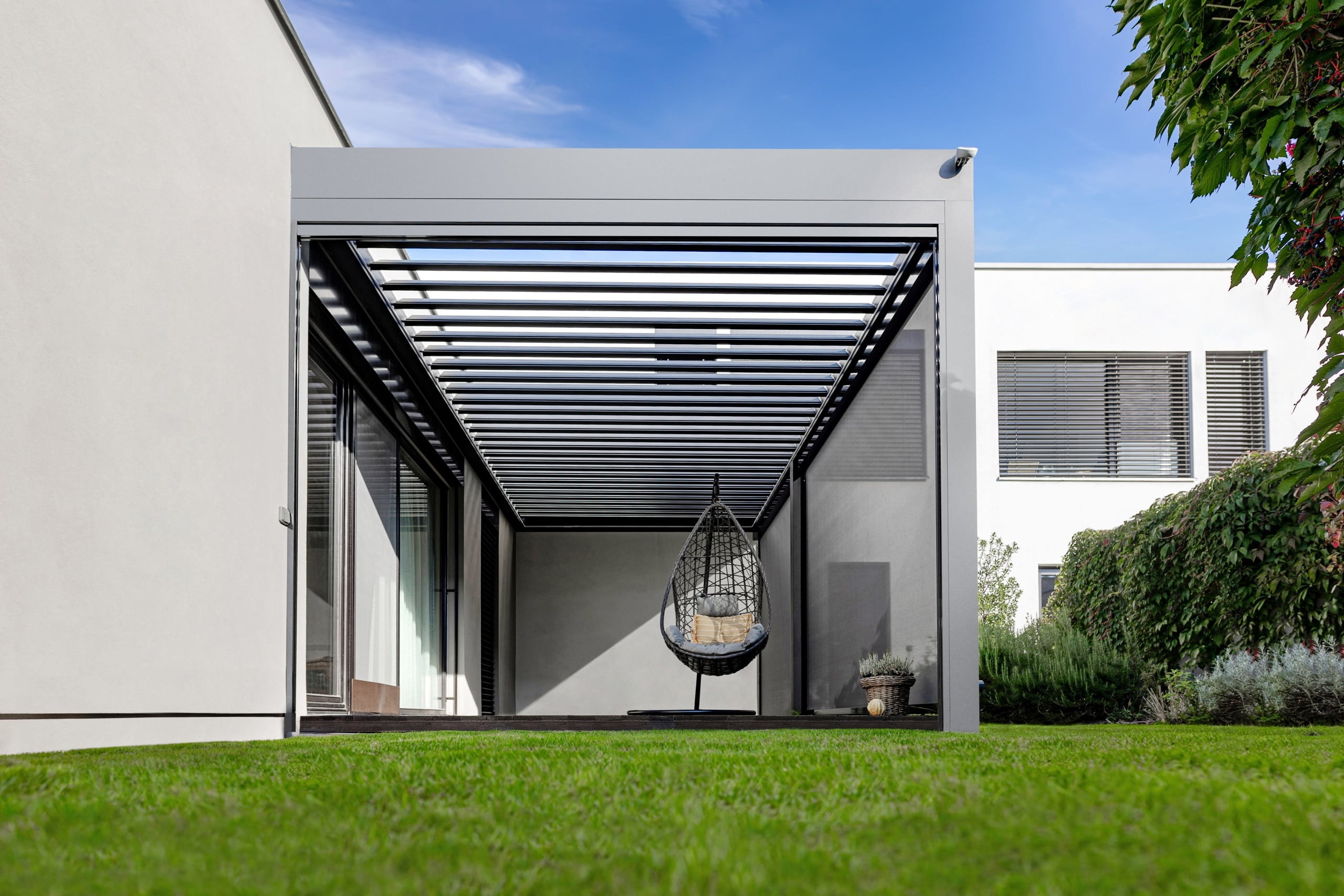 Bioklimatická pergola LAMARK přisazená do rohu | Horní Měcholupy | Boční stínění - screenové rolety | Stříbrná hliníková barva | Dešťové čidlo | Ovládání