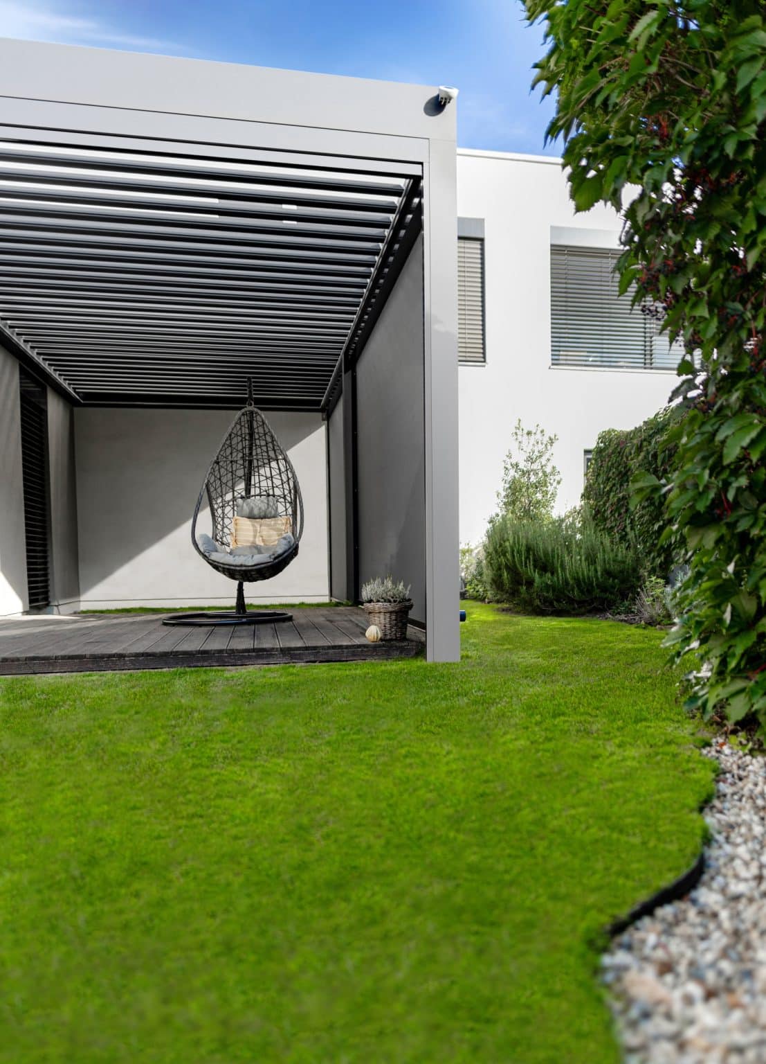 Bioklimatická pergola LAMARK přisazená do rohu | Horní Měcholupy | Boční stínění - screenové rolety | Stříbrná hliníková barva | Dešťové čidlo | Ovládání