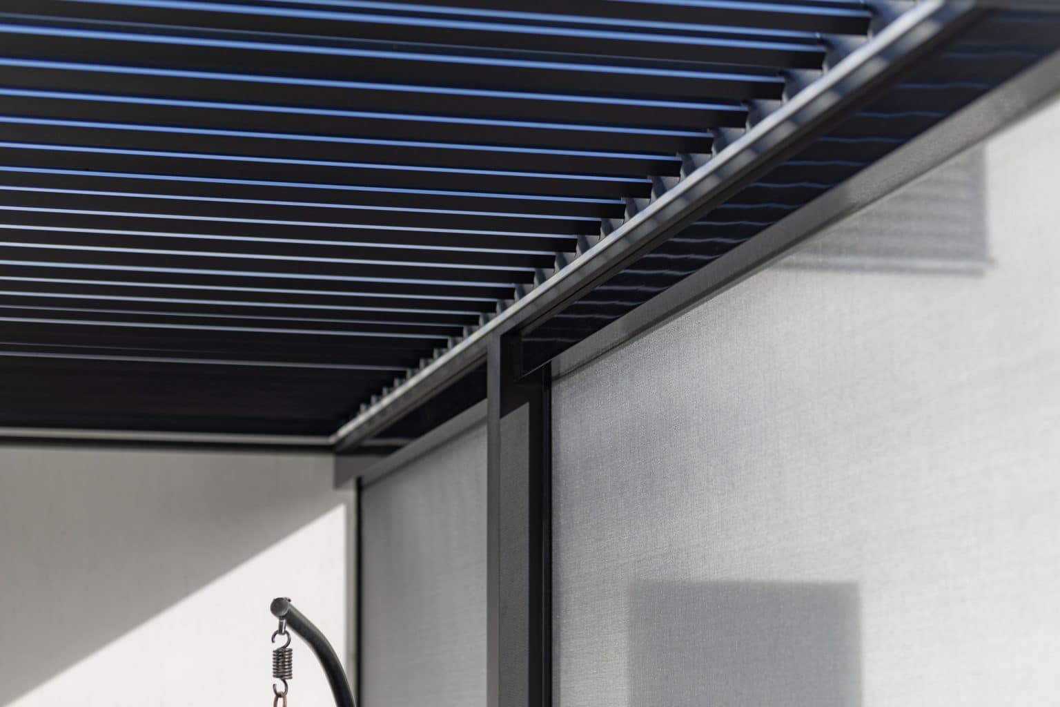 Detail bočního stínění a lamel bioklimatické pergoly LAMARK | Horní Měcholupy | Stříbrná hliníková barva | Dešťové čidlo | Ovládání