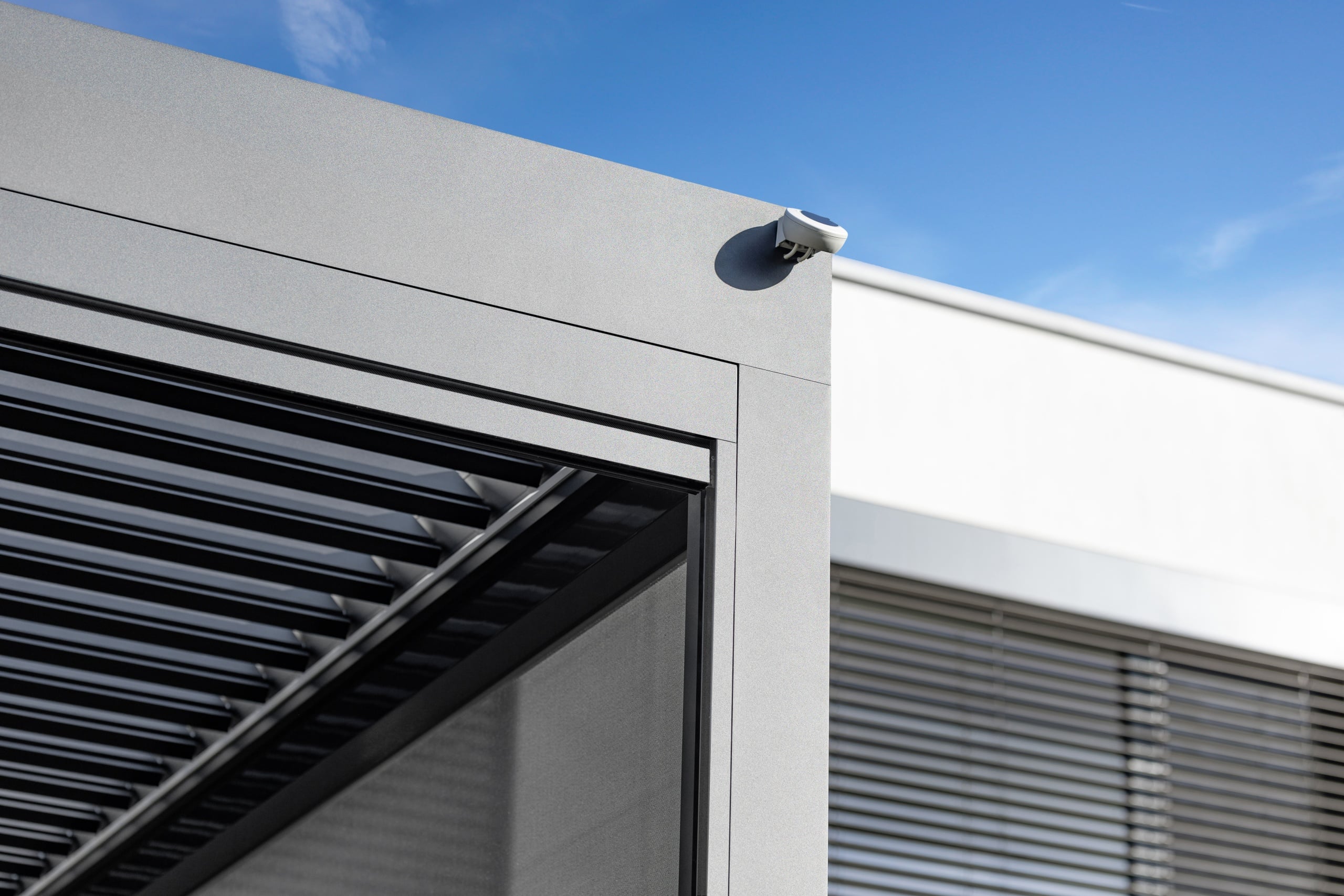 Detail dešťového čidla | Bioklimatická pergola LAMARK | Horní Měcholupy | Boční stínění - screenové rolety | Stříbrná hliníková barva | Ovládání