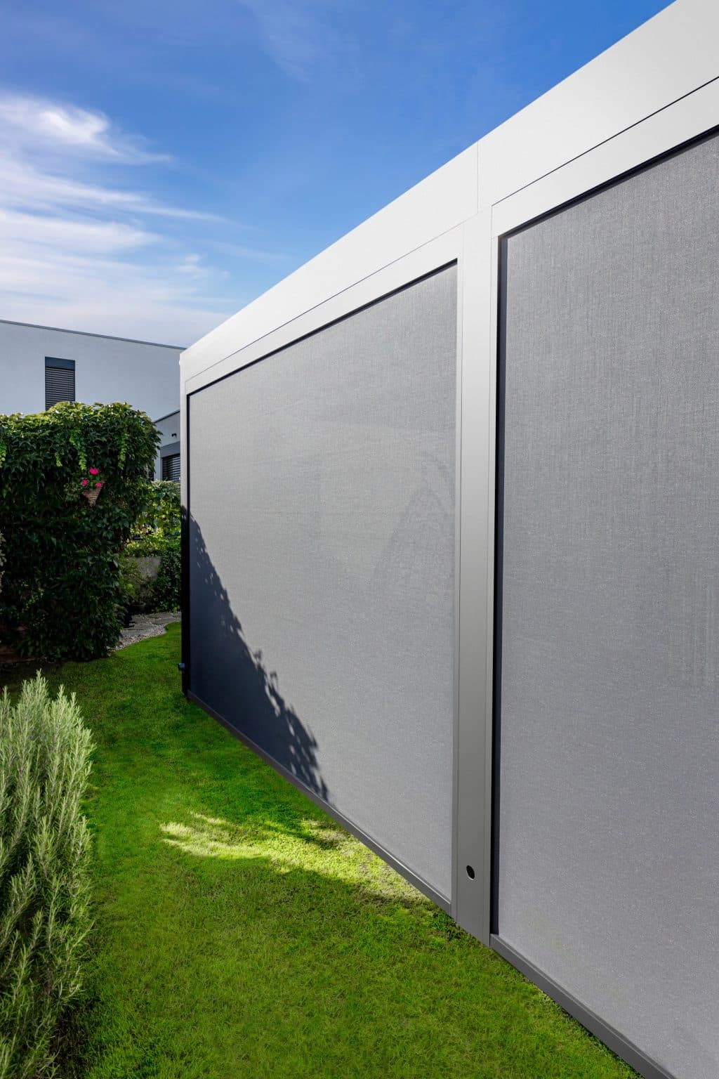 Zatažené screenové rolety | Bioklimatická pergola LAMARK | Horní Měcholupy | Stříbrná hliníková barva | Dešťové čidlo | Ovládání