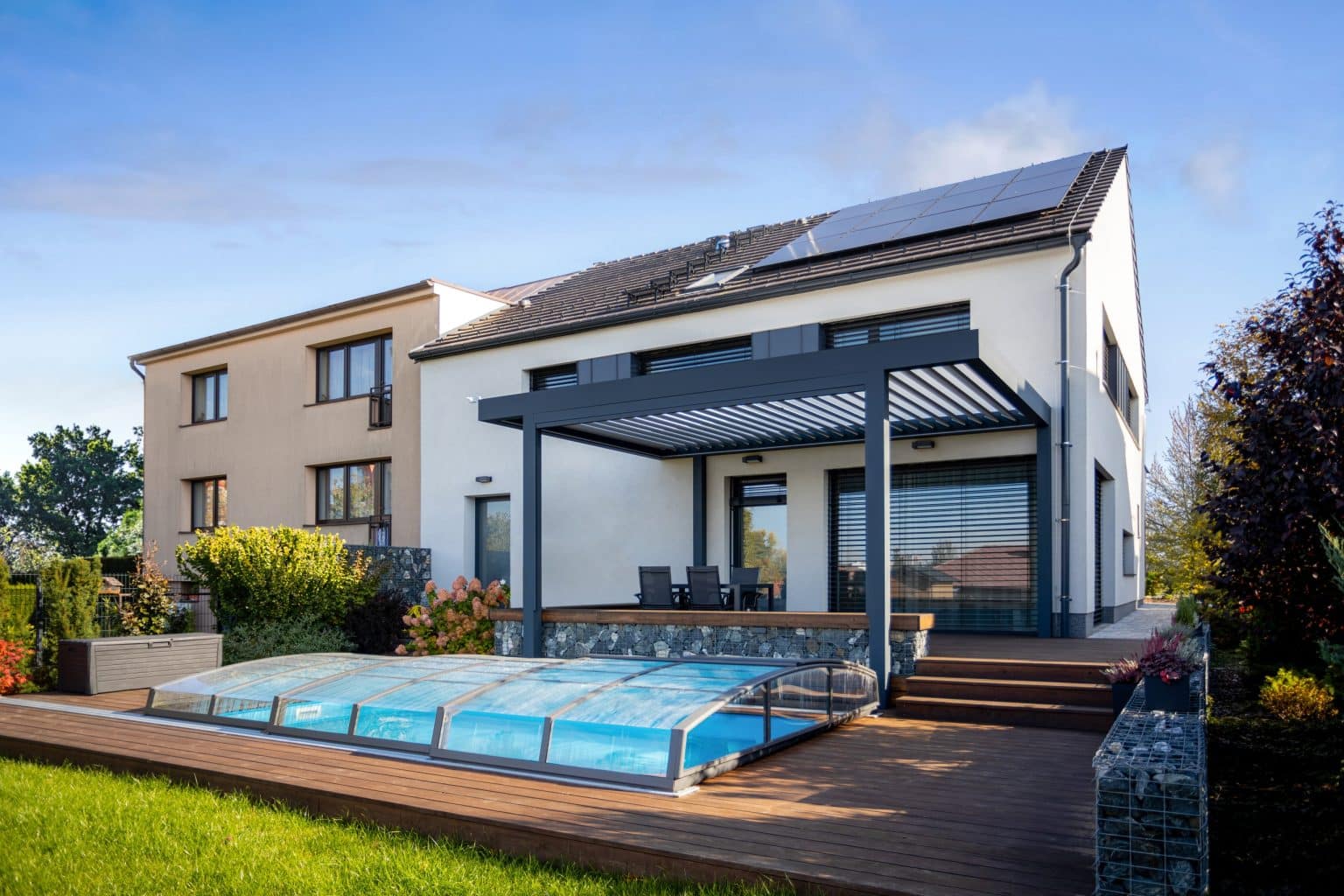 Bioklimatická samostatně stojící pergola LAMARK | Kolín | Boční stínění - screenová roleta | Šedá antracitová barva | Dešťové čidlo | Větrné čidlo | Ovládání