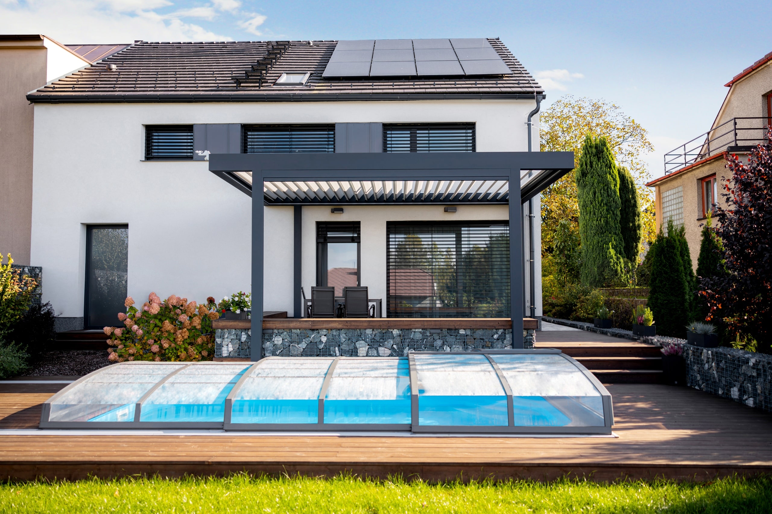 Bioklimatická samostatně stojící pergola LAMARK | Kolín | Boční stínění - screenová roleta | Šedá antracitová barva | Dešťové čidlo | Větrné čidlo | Ovládání