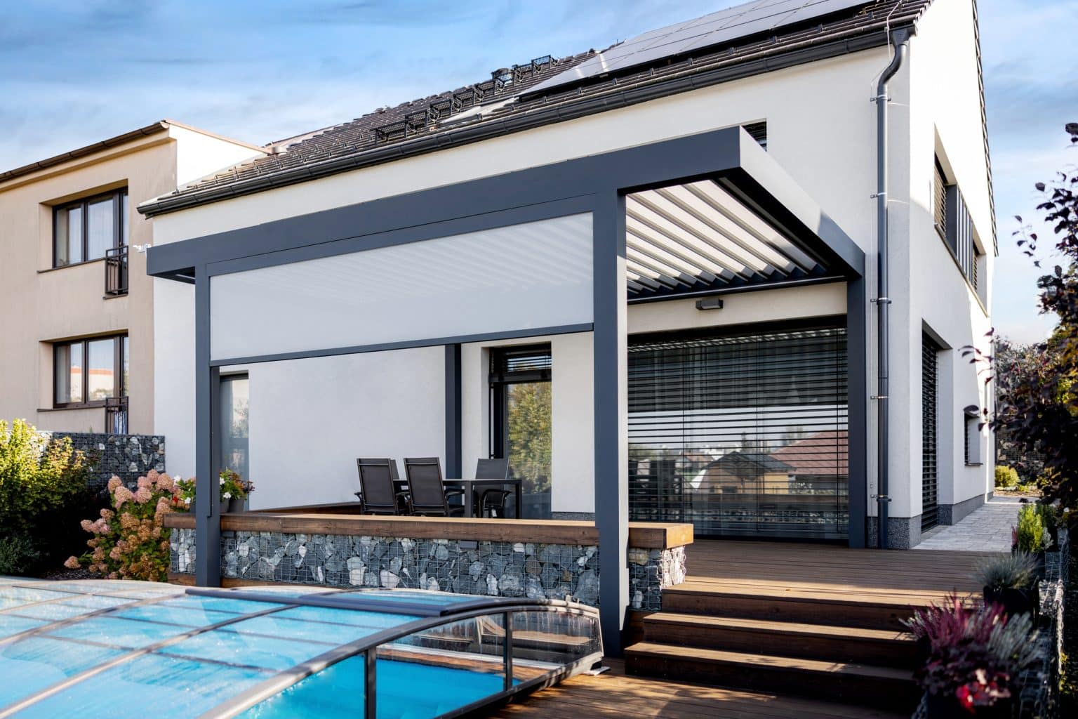 Bioklimatická samostatně stojící pergola LAMARK | Kolín | Boční stínění - screenová roleta | Šedá antracitová barva | Dešťové čidlo | Větrné čidlo | Ovládání