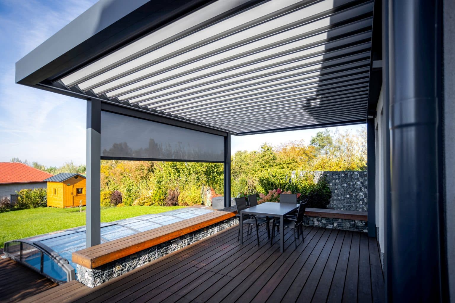 Bioklimatická samostatně stojící pergola LAMARK | Kolín | Boční stínění - screenová roleta | Šedá antracitová barva | Dešťové čidlo | Větrné čidlo | Ovládání