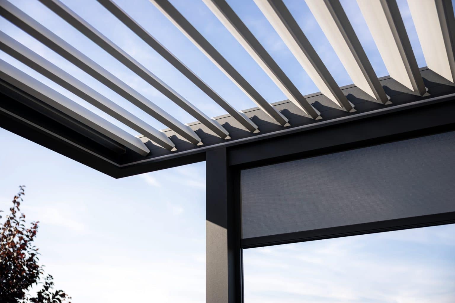 Detail bioklimatické samostatně stojící pergoly LAMARK | Kolín | Boční stínění - screenová roleta | Šedá antracitová barva | Dešťové čidlo | Větrné čidlo | Ovládání