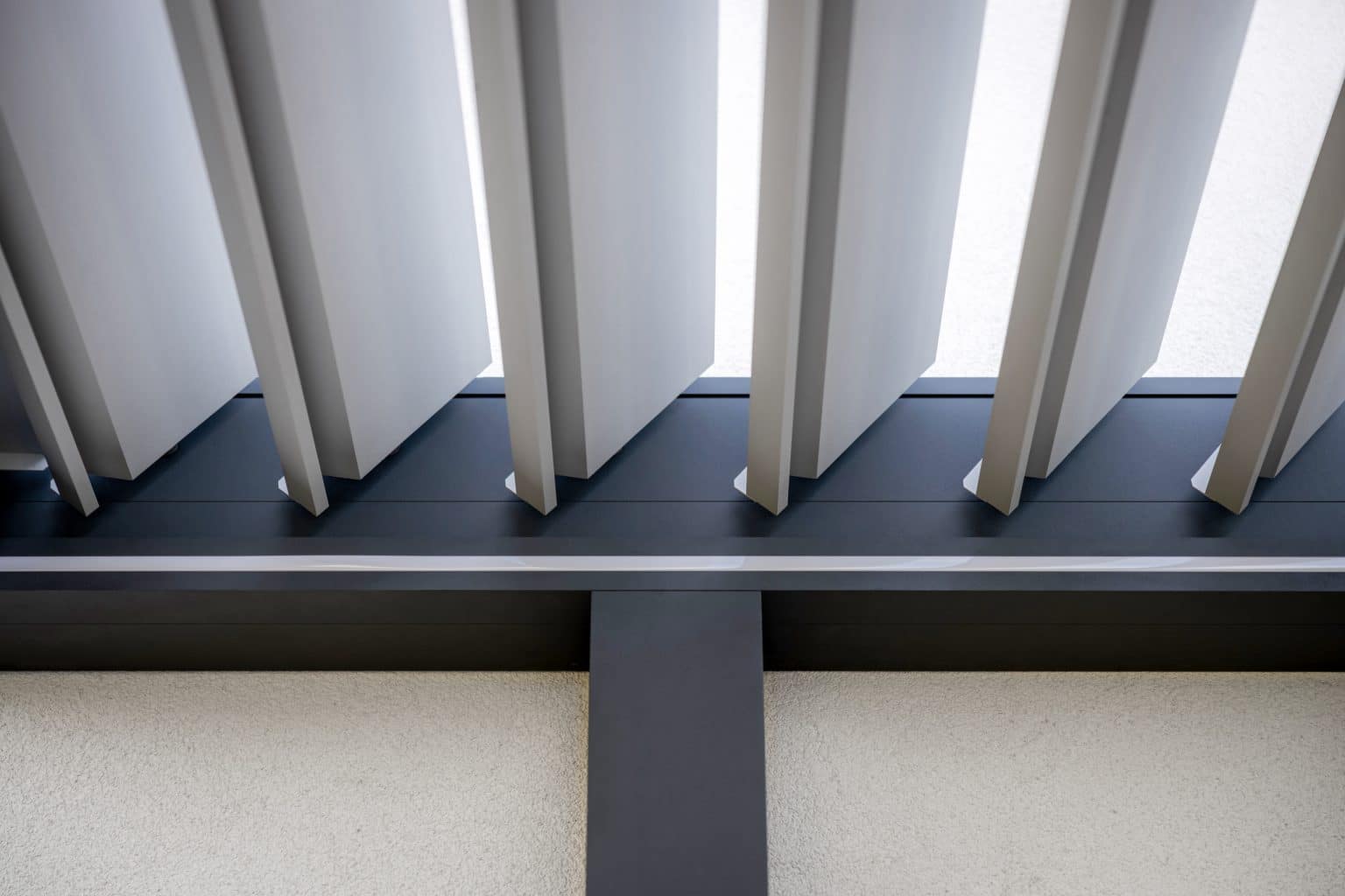 Detail lamel bioklimatické samostatně stojící pergoly LAMARK | Kolín | Boční stínění - screenová roleta | Šedá antracitová barva | Dešťové čidlo | Větrné čidlo | Ovládání