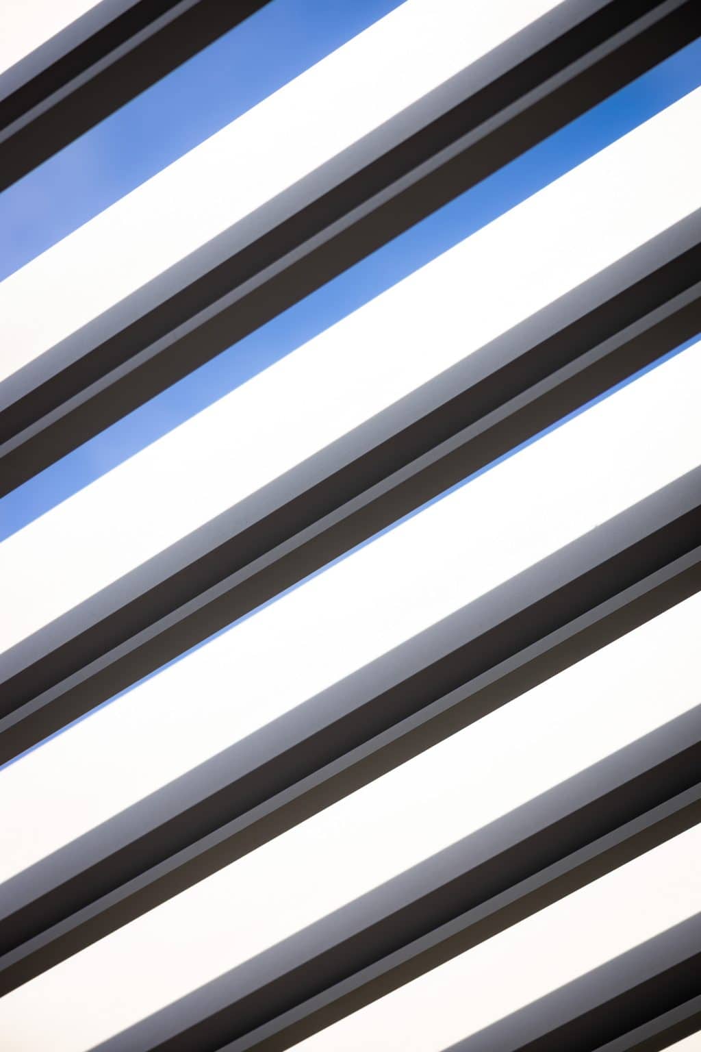 Detail lamel bioklimatické samostatně stojící pergoly LAMARK | Kolín | Boční stínění - screenová roleta | Šedá antracitová barva | Dešťové čidlo | Větrné čidlo | Ovládání