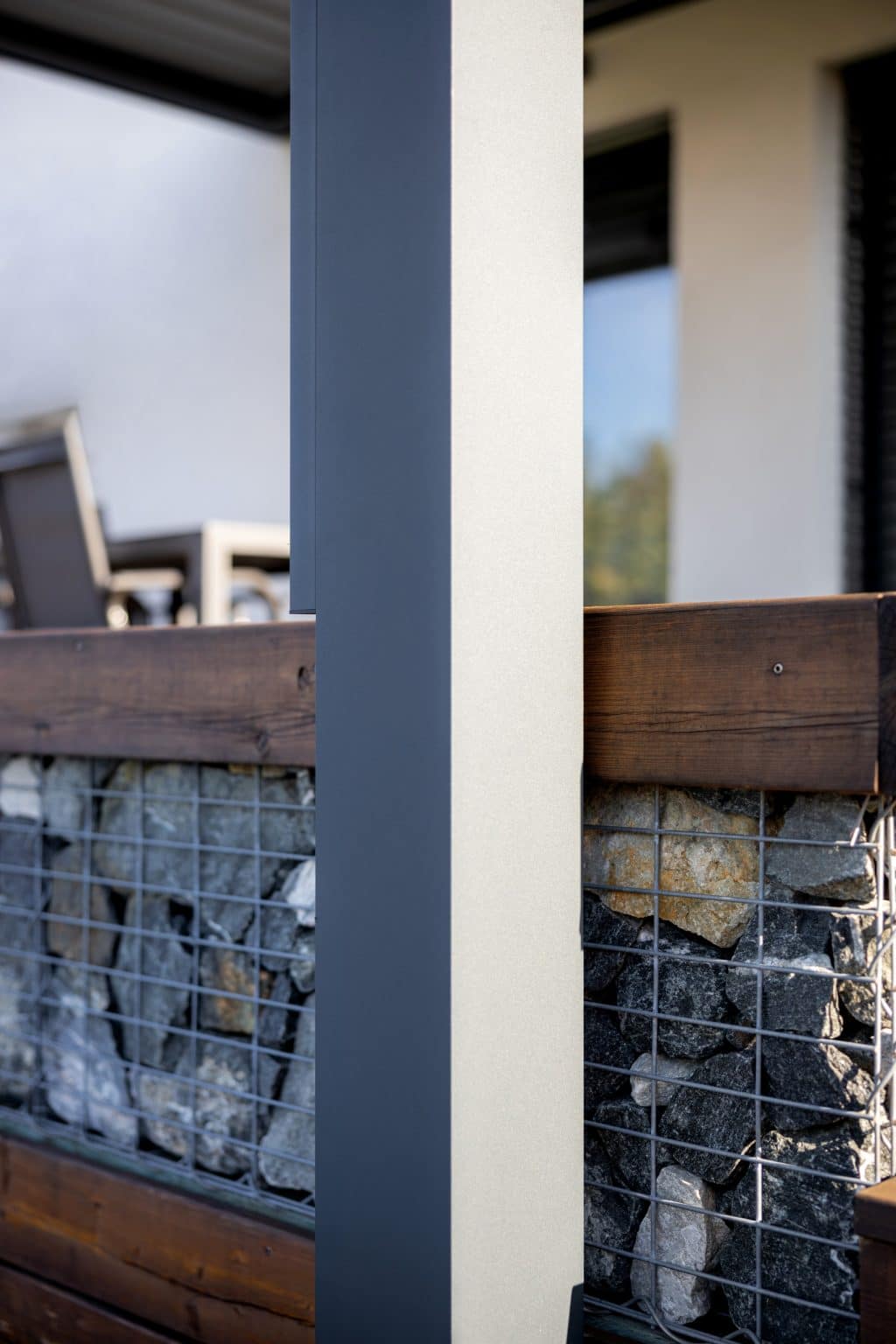 Detail sloupu bioklimatické samostatně stojící pergoly LAMARK | Kolín | Boční stínění - screenová roleta | Šedá antracitová barva | Dešťové čidlo | Větrné čidlo | Ovládání