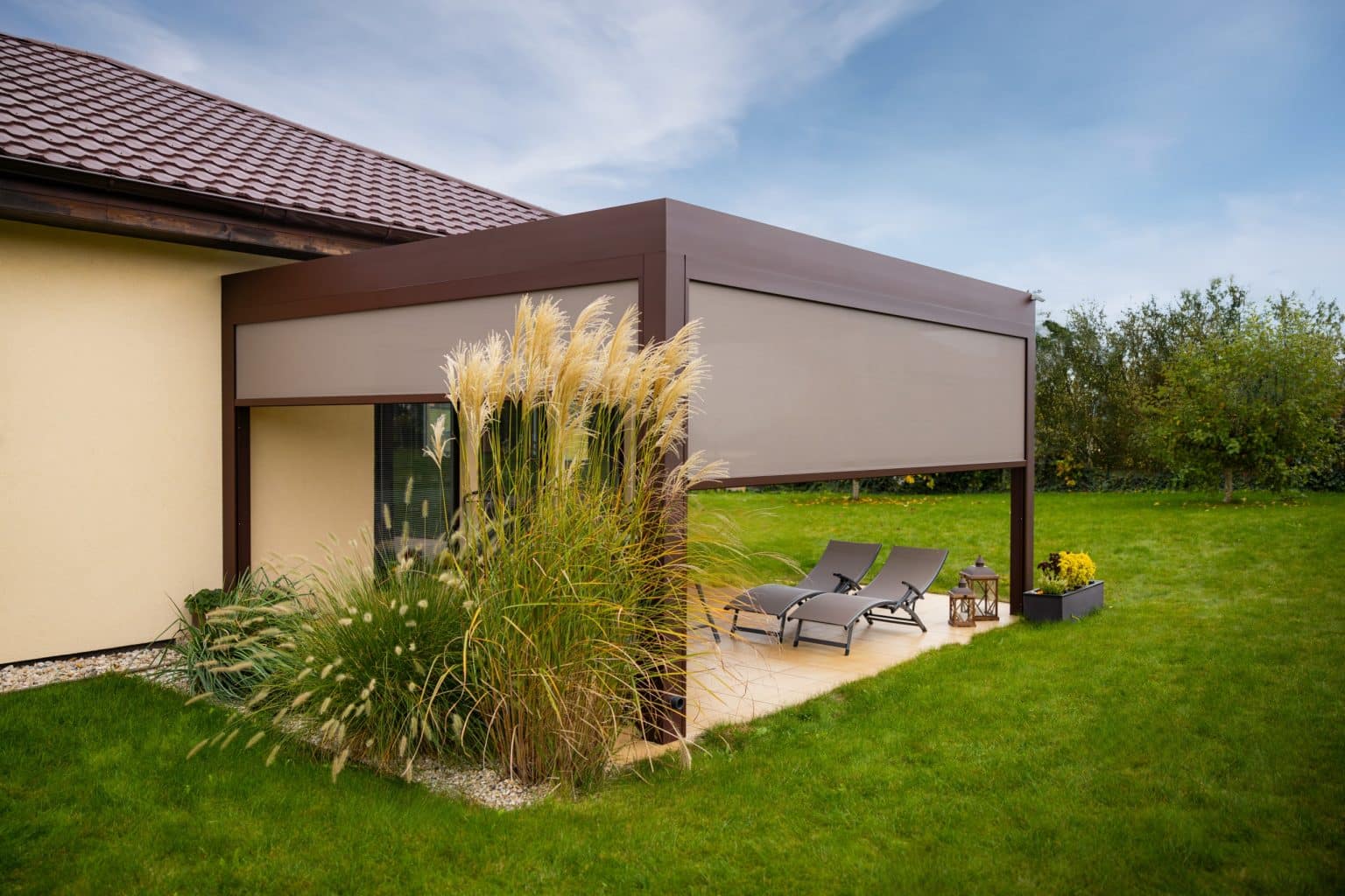 Bioklimatická samostatně stojící pergola LAMARK | Kounice | Boční stínění - screenové rolety | Hnědá čokoládová barva | Dešťové čidlo | Větrné čidlo | Ovládání | LED osvětlení
