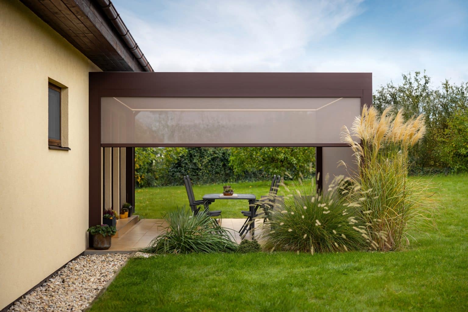 Bioklimatická samostatně stojící pergola LAMARK | Kounice | Boční stínění - screenové rolety | Hnědá čokoládová barva | Dešťové čidlo | Větrné čidlo | Ovládání | LED osvětlení