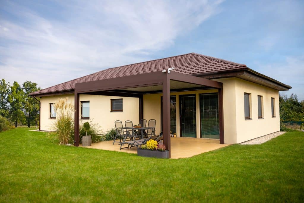 Bioklimatická samostatně stojící pergola LAMARK | Kounice | Boční stínění - screenové rolety | Hnědá čokoládová barva | Dešťové čidlo | Větrné čidlo | Ovládání | LED osvětlení