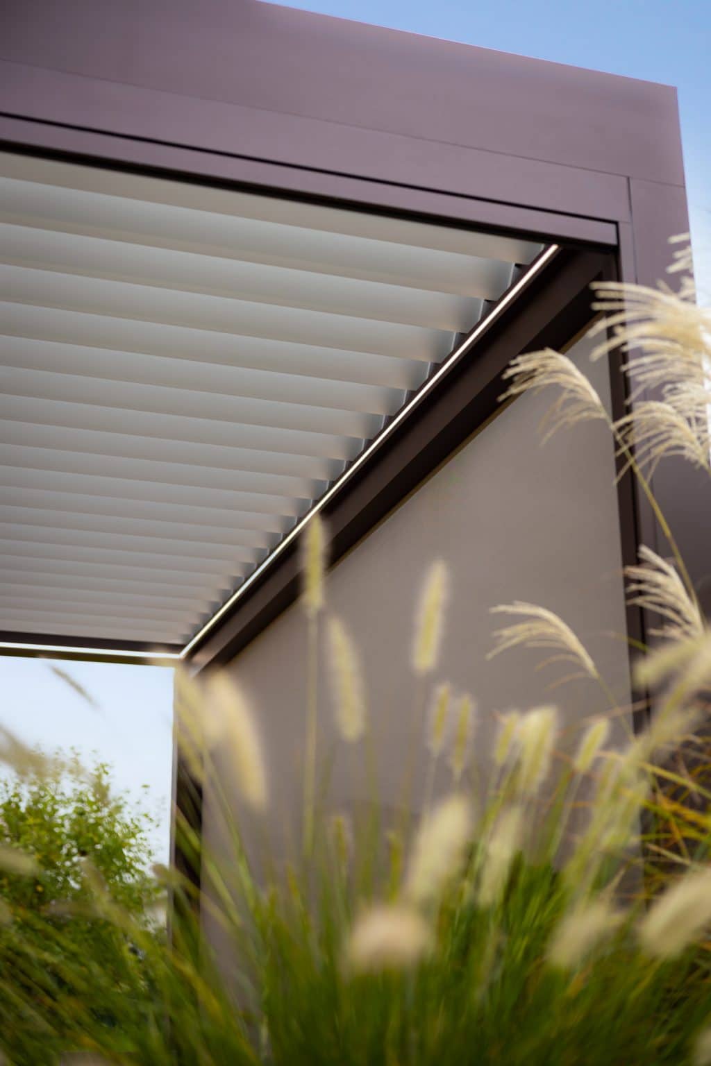 Detail bioklimatické samostatně stojící pergoly LAMARK | Kounice | Boční stínění - screenové rolety | Hnědá čokoládová barva | Dešťové čidlo | Větrné čidlo | Ovládání | LED osvětlení