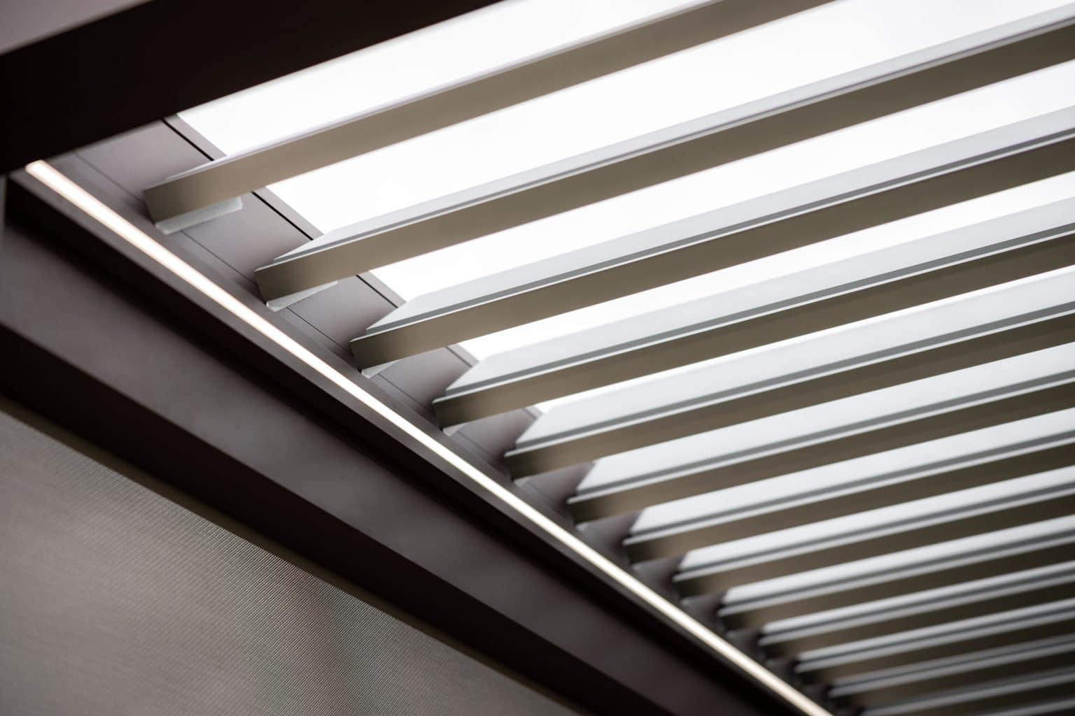 Detail lamel bioklimatické samostatně stojící pergoly LAMARK | Kounice | Boční stínění - screenové rolety | Hnědá čokoládová barva | LED osvětlení