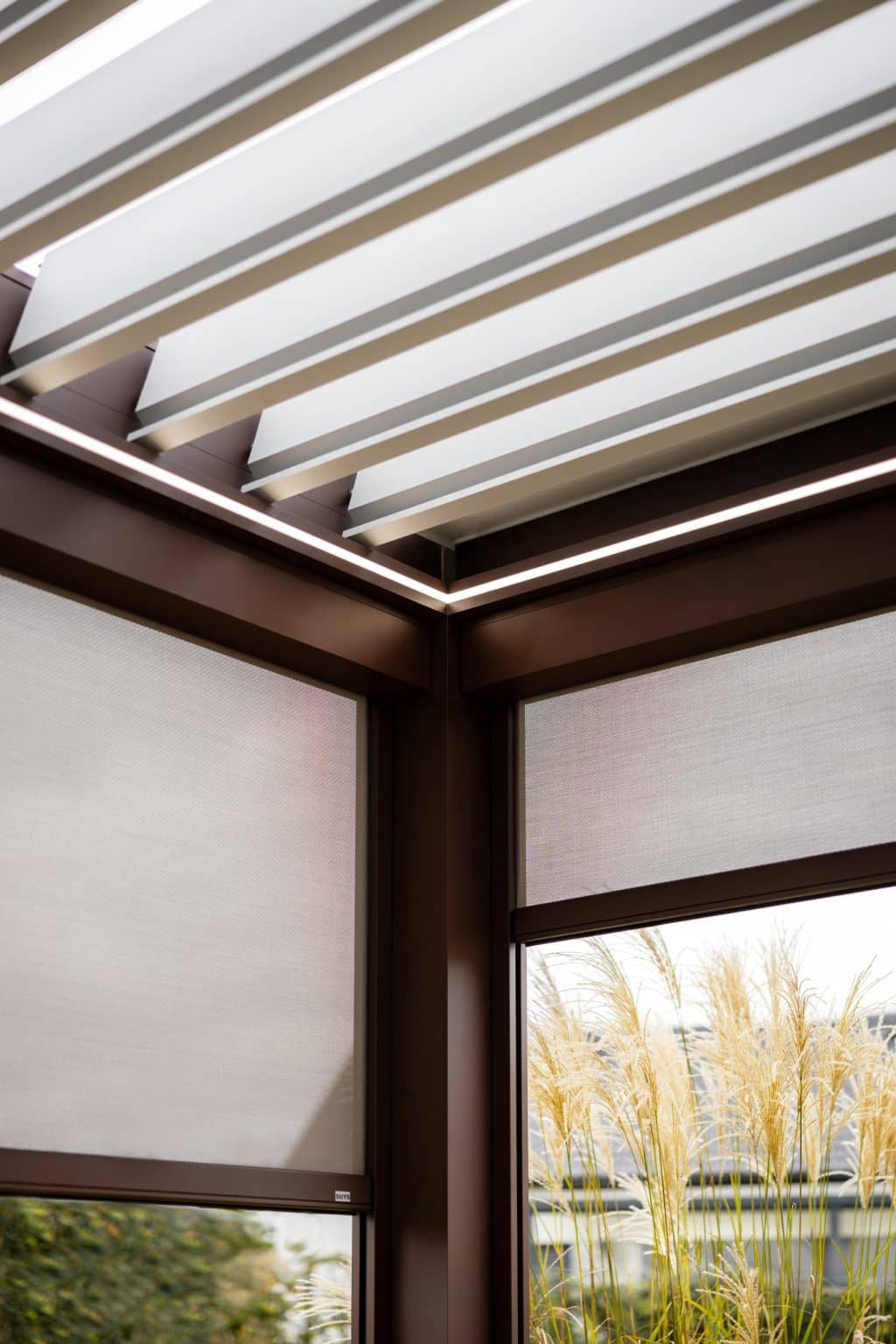 Detail lamel a screenových rolet | Bioklimatická samostatně stojící pergola LAMARK | Kounice | Hnědá čokoládová barva | LED osvětlení