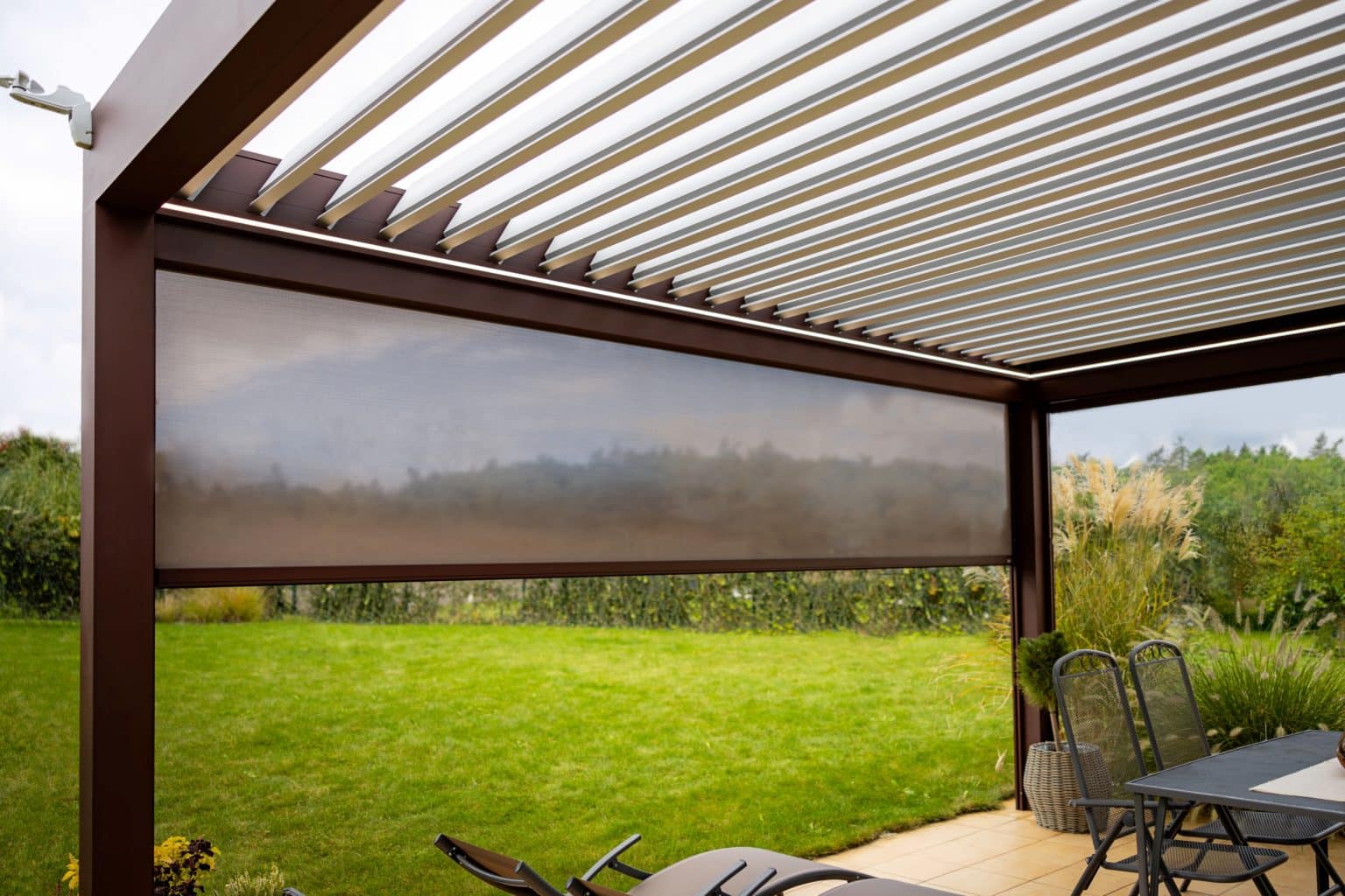 Detail lamel a screenové rolety | Bioklimatická samostatně stojící pergola LAMARK | Kounice | Hnědá čokoládová barva | Dešťové čidlo | Větrné čidlo | Ovládání | LED osvětlení