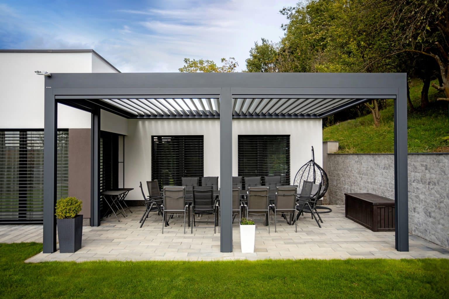 Bioklimatická pergola LAMARK přisazená ke stěně | Kuřim | Boční stínění - screenové rolety | Šedá antracitová barva | Dešťové čidlo | Větrné čidlo | Ovládání