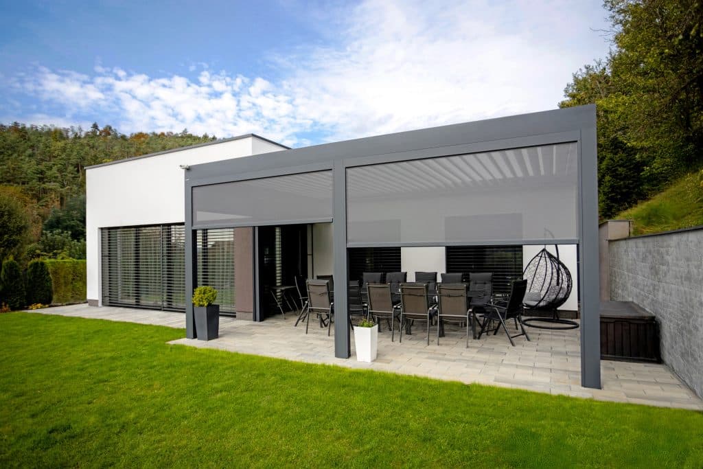 Bioklimatická pergola LAMARK přisazená ke stěně | Kuřim | Boční stínění - screenové rolety | Šedá antracitová barva | Dešťové čidlo | Větrné čidlo | Ovládání