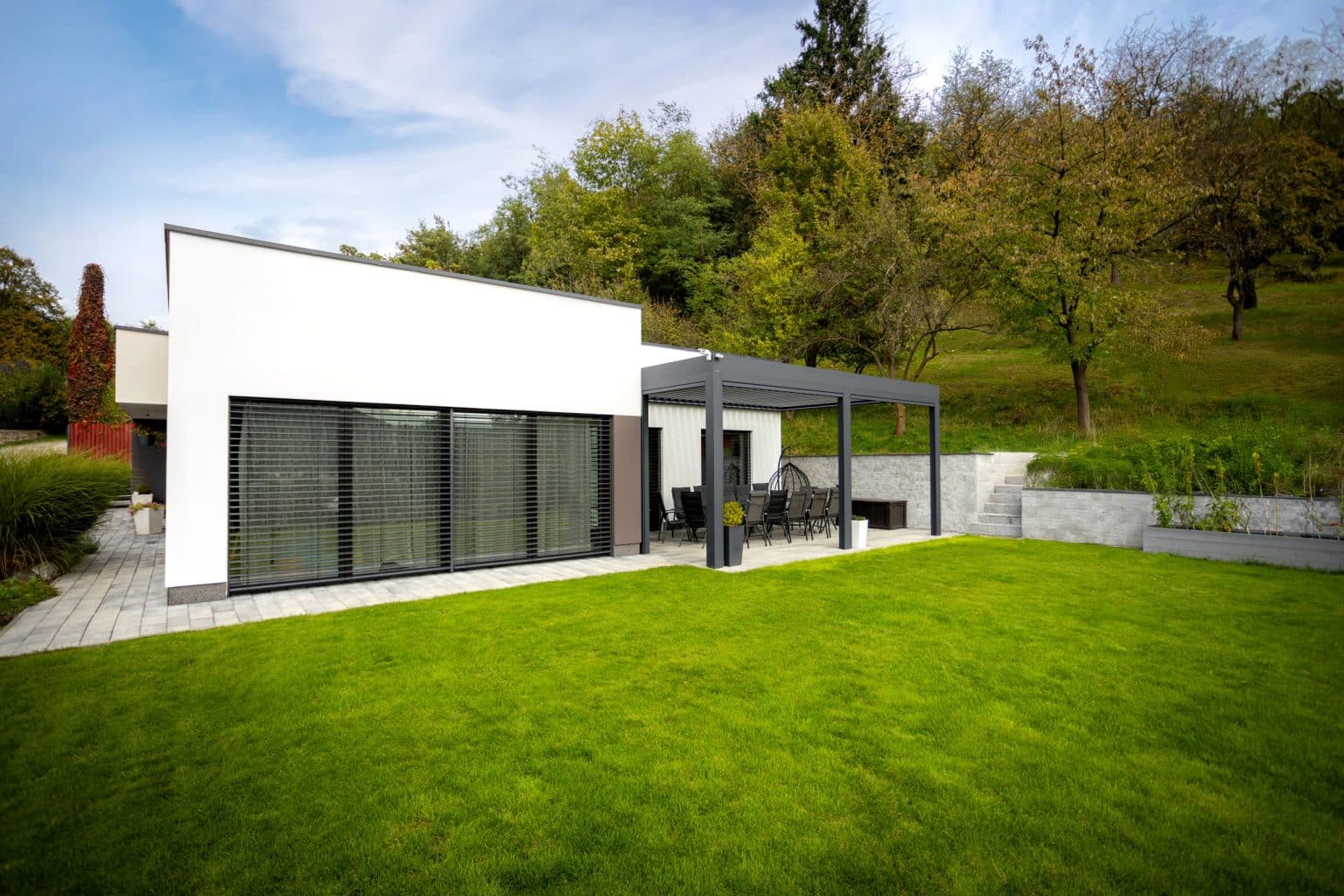 Bioklimatická pergola LAMARK přisazená ke stěně | Kuřim | Boční stínění - screenové rolety | Šedá antracitová barva | Dešťové čidlo | Větrné čidlo | Ovládání