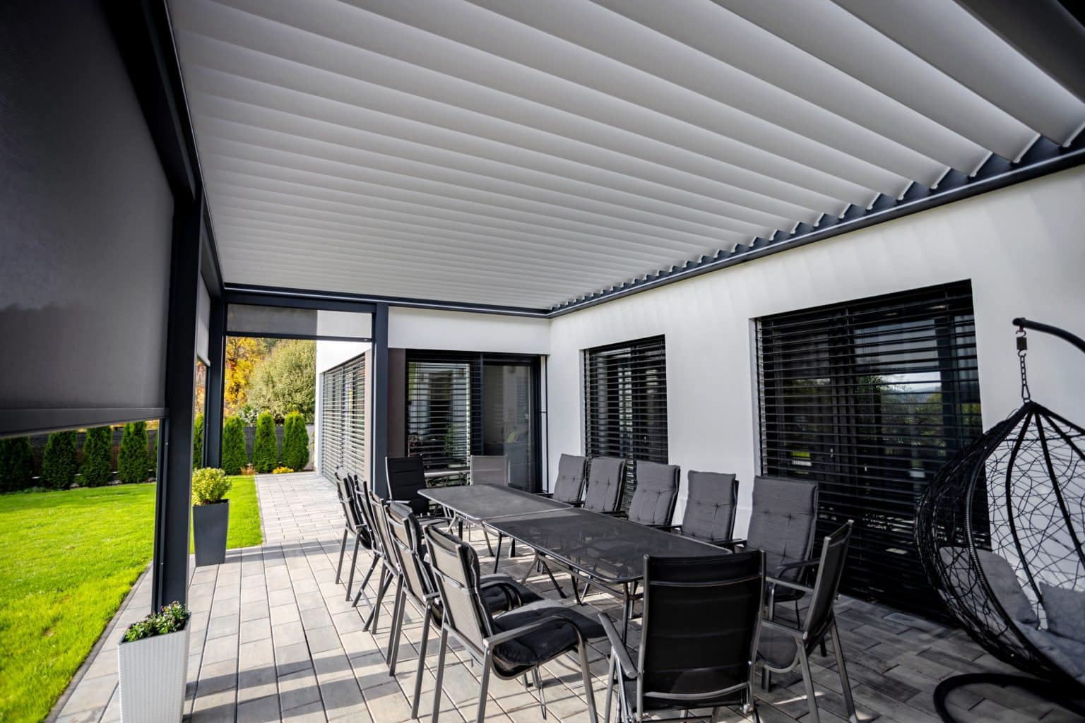 Bioklimatická pergola LAMARK přisazená ke stěně | Kuřim | Boční stínění - screenové rolety | Šedá antracitová barva | Dešťové čidlo | Větrné čidlo | Ovládání