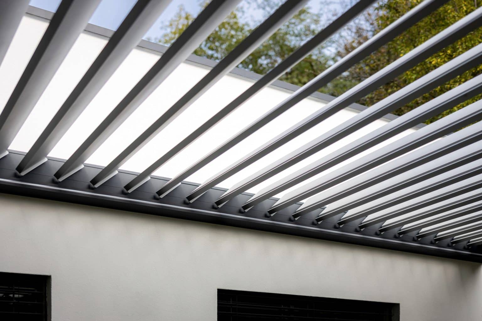 Detail lamel bioklimatické pergoly LAMARK přisazené ke stěně | Kuřim | Boční stínění - screenové rolety | Šedá antracitová barva