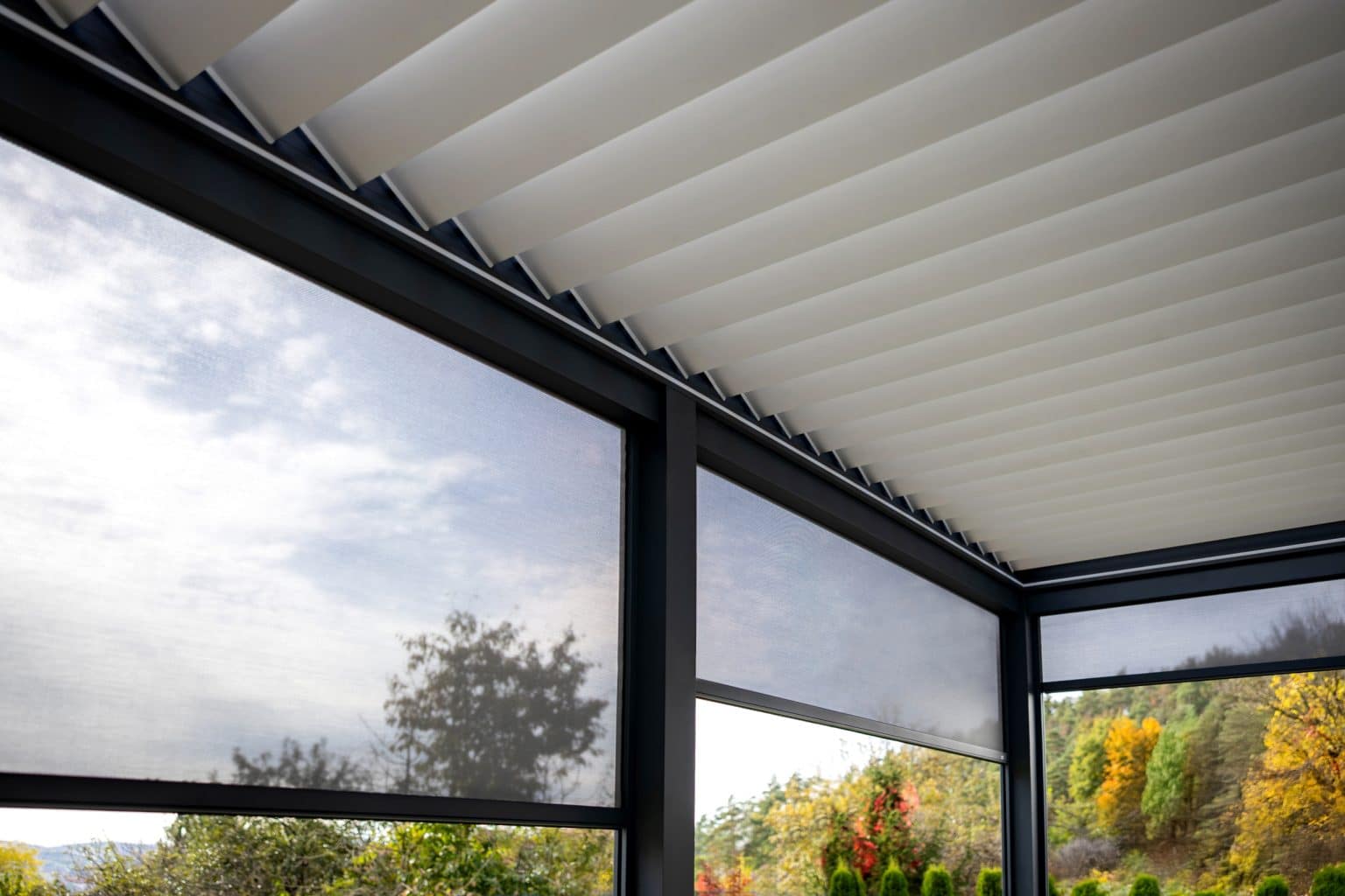 Detail lamel a screenových rolet | Bioklimatická pergola LAMARK přisazená ke stěně | Kuřim | Boční stínění - screenové rolety | Šedá antracitová barva