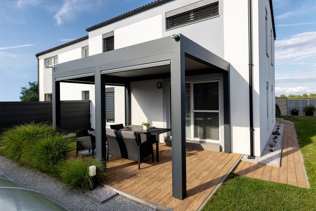 Bioklimatická samostatně stojící pergola LAMARK | Nehvizdy | Boční stínění - screenové rolety | Šedá antracitová barva | Dešťové čidlo | Větrné čidlo | Ovládání