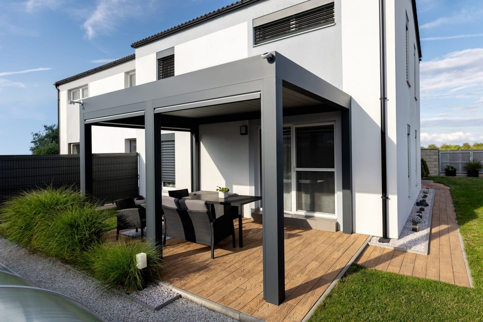 Bioklimatická samostatně stojící pergola LAMARK | Nehvizdy | Boční stínění - screenové rolety | Šedá antracitová barva | Dešťové čidlo | Větrné čidlo | Ovládání