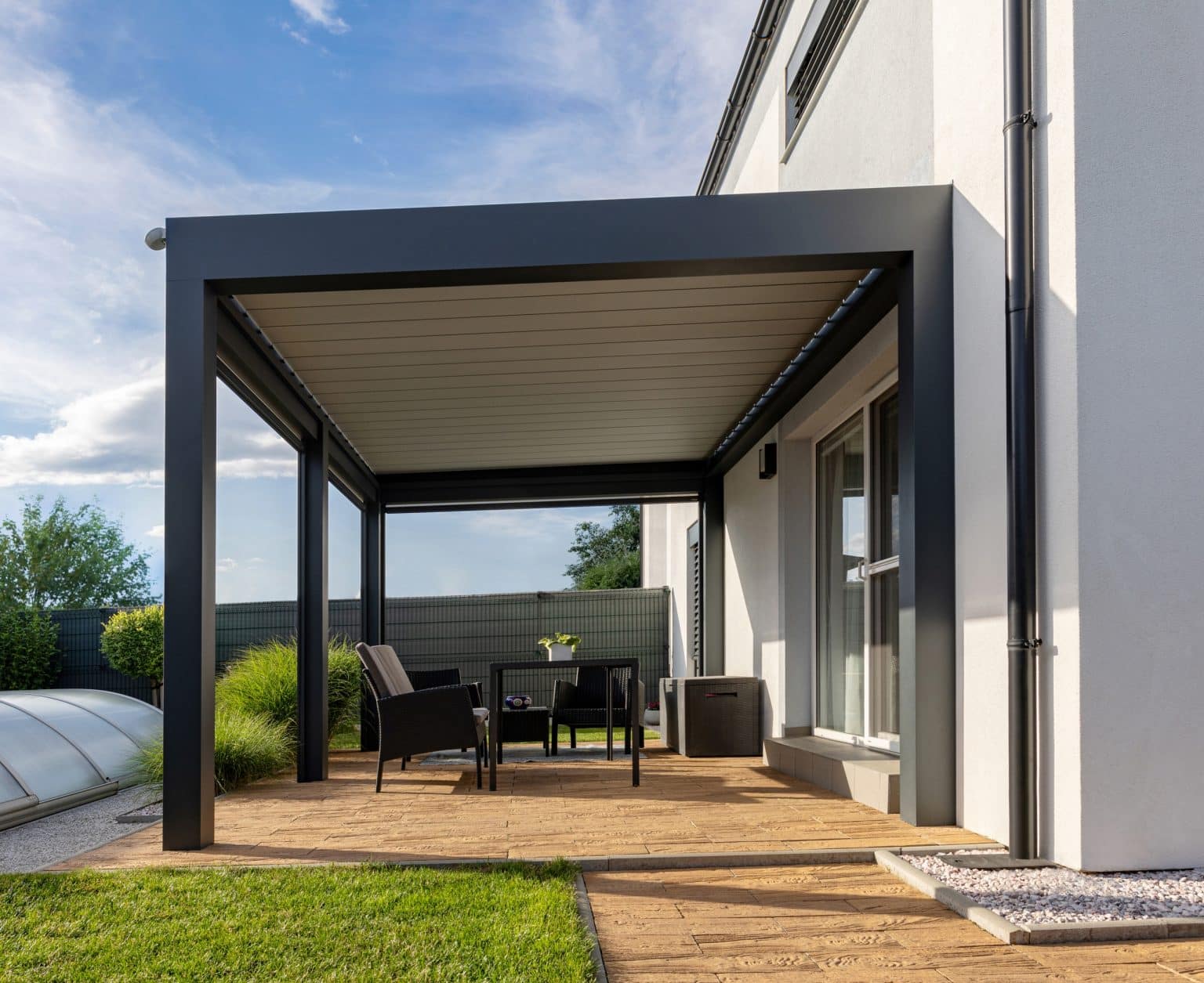 Bioklimatická samostatně stojící pergola LAMARK | Nehvizdy | Boční stínění - screenové rolety | Šedá antracitová barva | Dešťové čidlo | Větrné čidlo | Ovládání