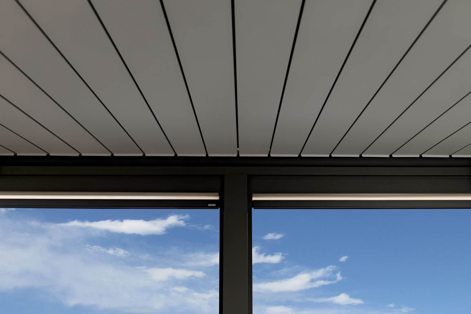 Detail lamel bioklimatické pergoly LAMARK | Samostatně stojící pergola | Nehvizdy | Boční stínění - screenové rolety | Šedá antracitová barva | Dešťové čidlo | Větrné čidlo | Ovládání