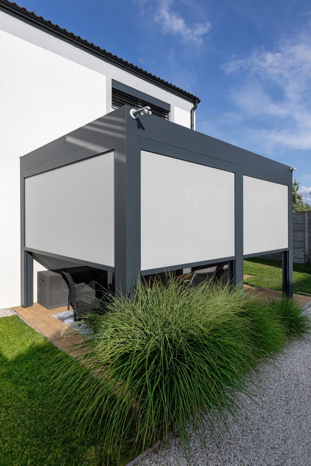 Bioklimatická pergola LAMARK s polozataženými screenovými roletami | Samostatně stojící pergola | Nehvizdy | Boční stínění - screenové rolety | Šedá antracitová barva | Dešťové čidlo | Větrné čidlo | Ovládání