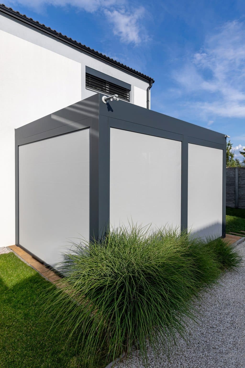 Bioklimatická pergola LAMARK se zataženými screenovými roletami | Samostatně stojící pergola | Nehvizdy | Boční stínění - screenové rolety | Šedá antracitová barva | Dešťové čidlo | Větrné čidlo | Ovládání