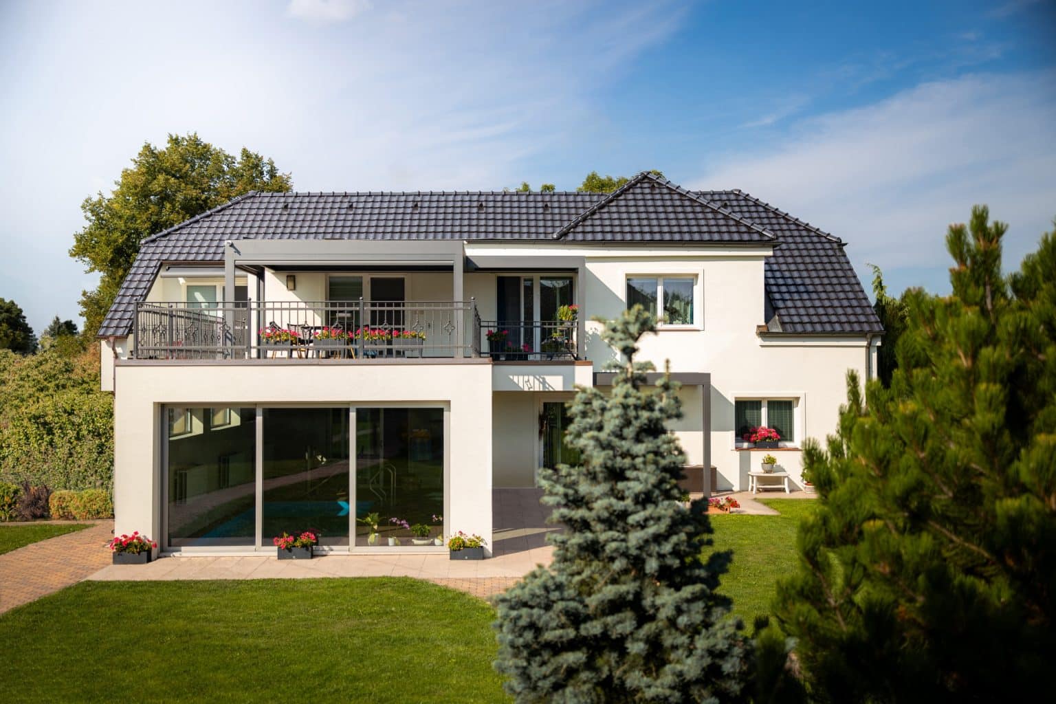 Bioklimatická pergola LAMARK přisazená ke stěně | Nové Město | Boční stínění - screenové rolety | Šedá antracitová barva | Dešťové čidlo | Větrné čidlo | Ovládání