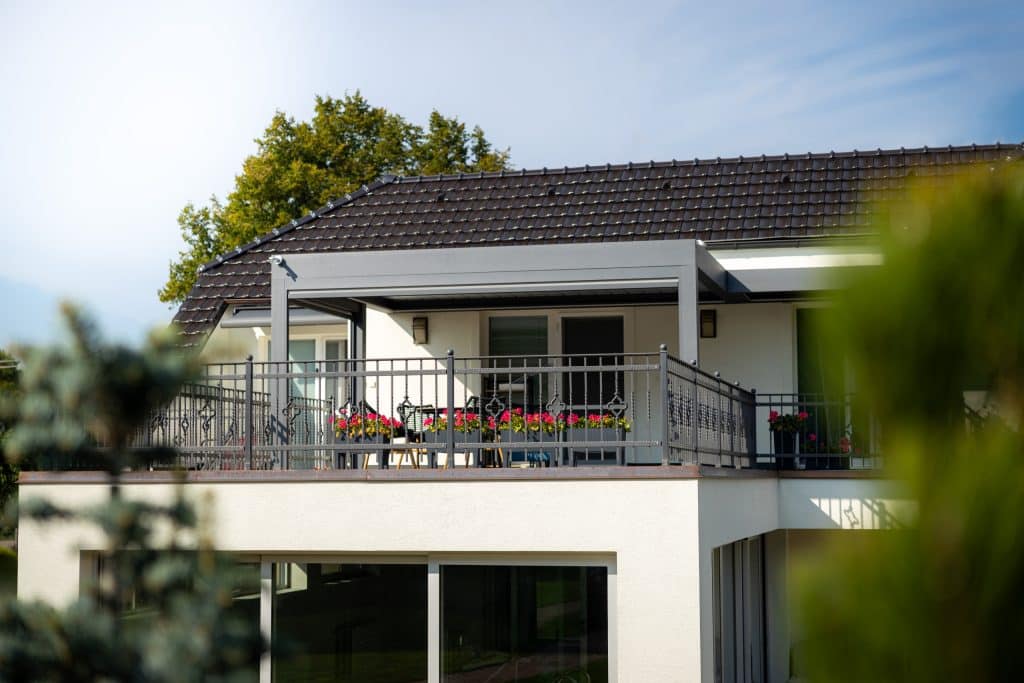 Bioklimatická pergola LAMARK přisazená ke stěně | Nové Město | Boční stínění - screenové rolety | Šedá antracitová barva | Dešťové čidlo | Větrné čidlo | Ovládání