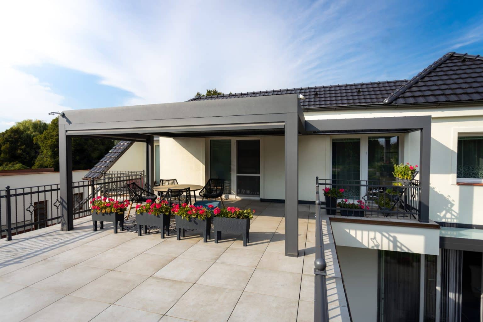 Bioklimatická pergola LAMARK přisazená ke stěně | Nové Město | Boční stínění - screenové rolety | Šedá antracitová barva | Dešťové čidlo | Větrné čidlo | Ovládání