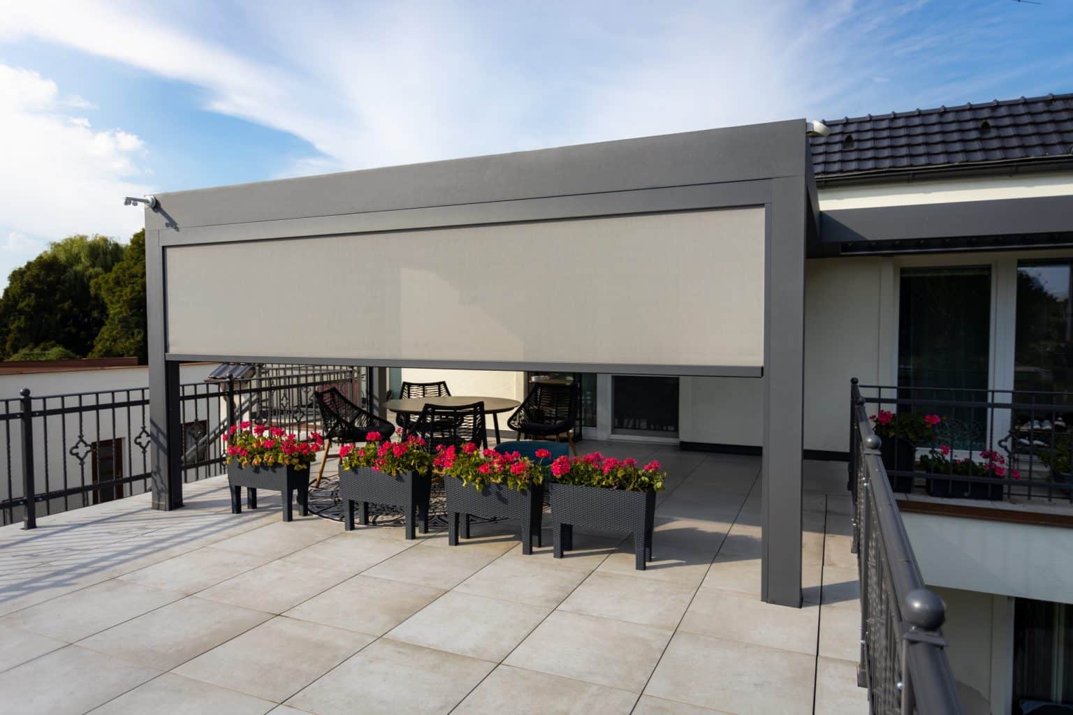 Polozatažené screenové rolety | Bioklimatická pergola LAMARK přisazená ke stěně | Nové Město | Boční stínění | Šedá antracitová barva | Dešťové čidlo | Větrné čidlo | Ovládání